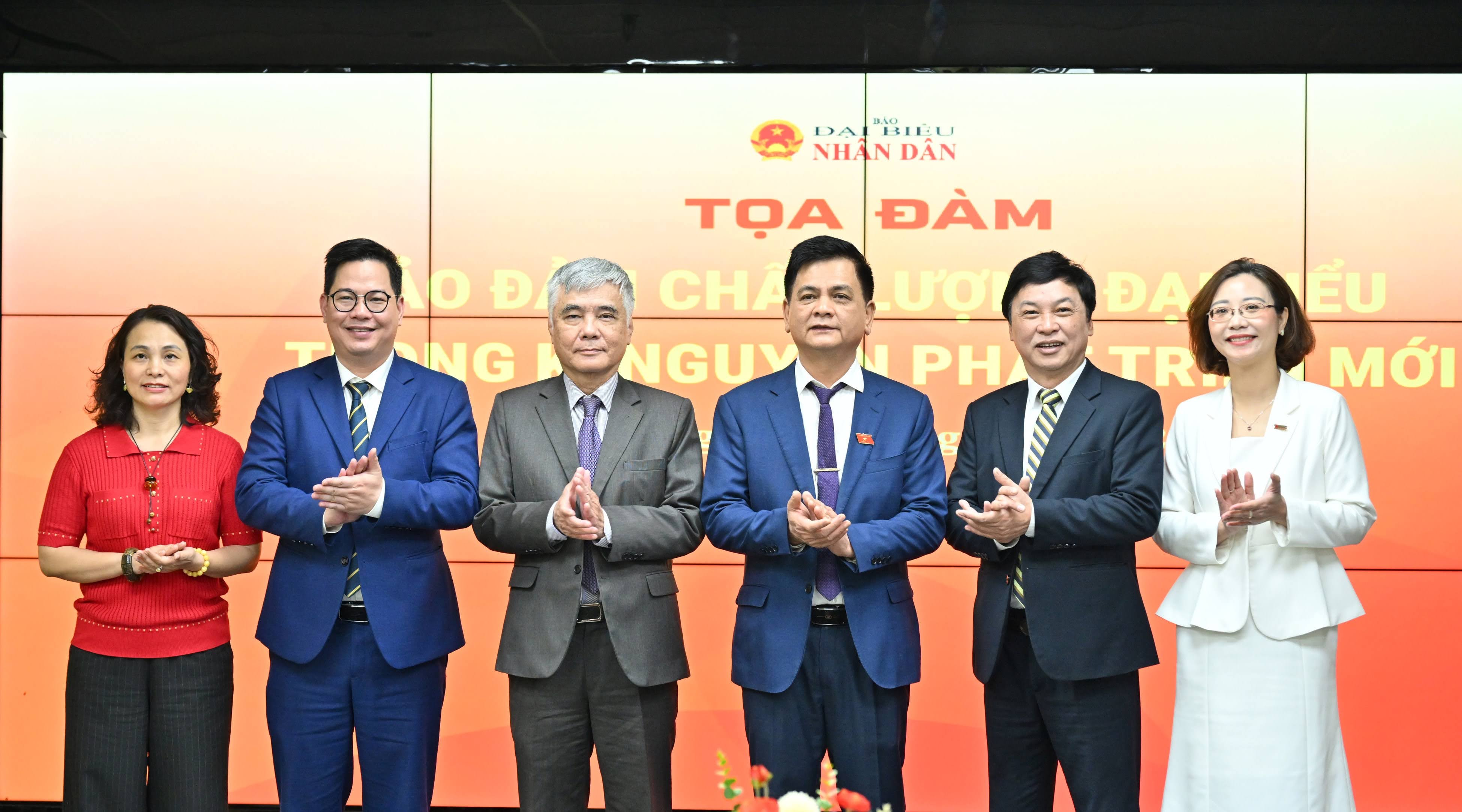 Các đại biểu chụp ảnh lưu niệmVQK_6092