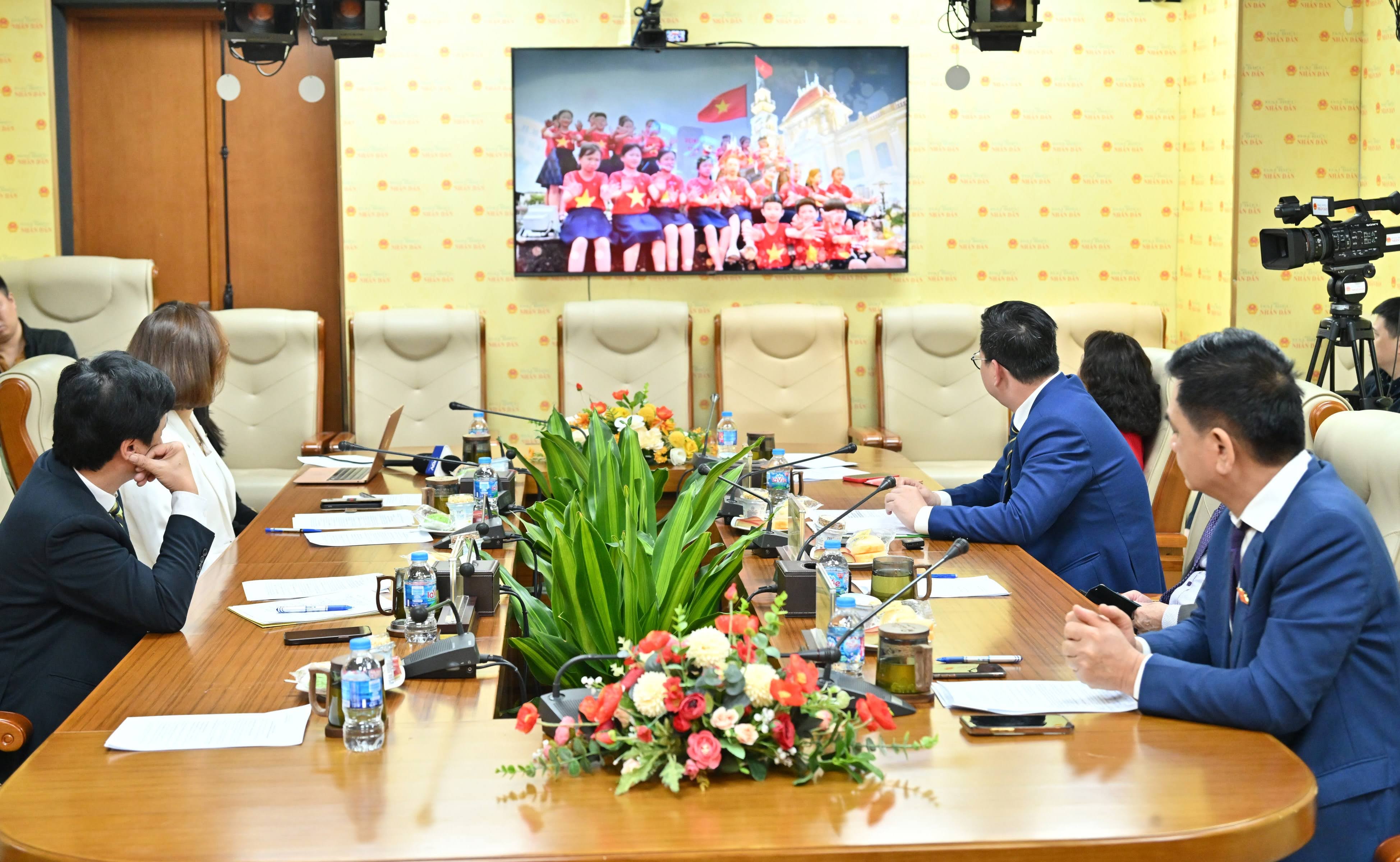 Các đại biểu xem video clip