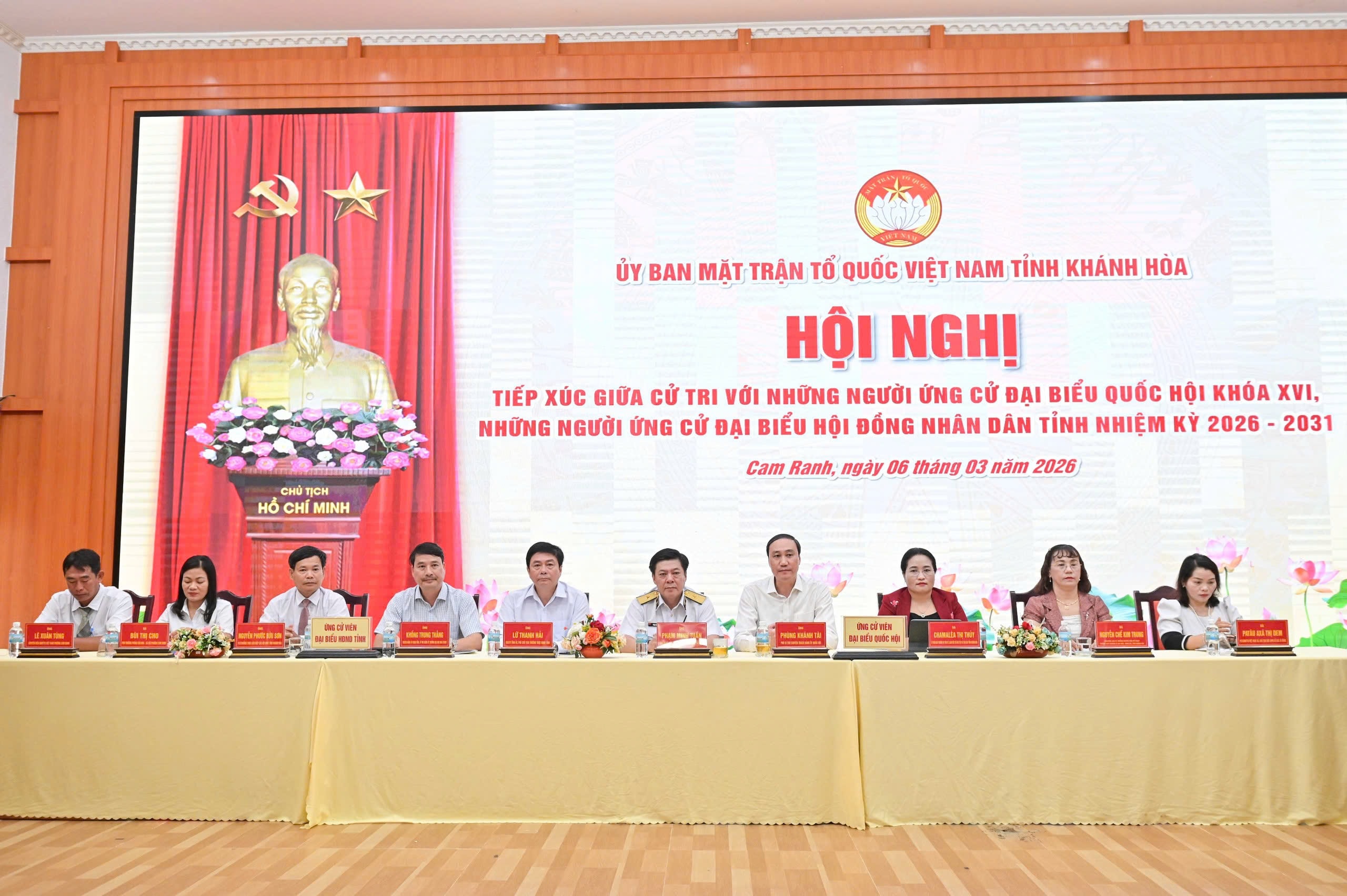 Những người ứng cử ĐBQH Khóa XVI tham dự hội nghị
