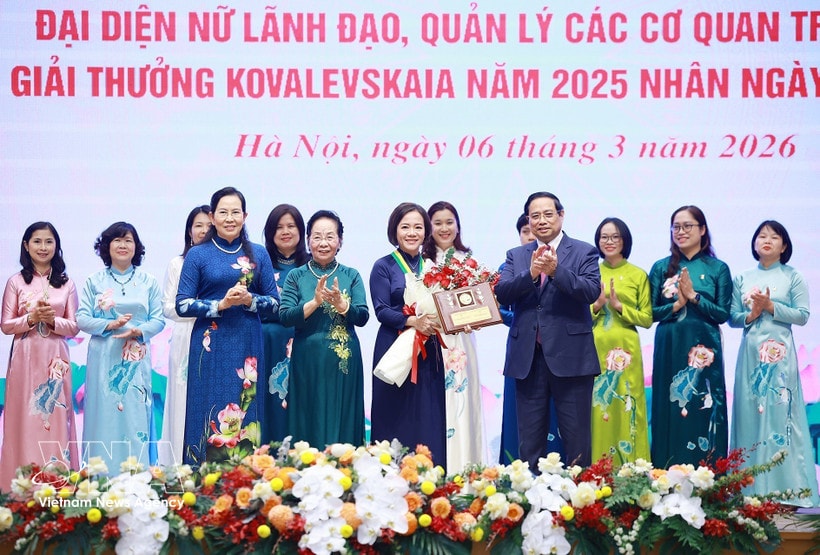 Prime Minister Pham Minh Chinh presents the 2025 Kovalevskaia Award to Prof. Dr. Tran Thi Viet Nga, Director of the Vietnam–Japan Institute of Advanced Technology and senior lecturer at Hanoi University of Civil Engineering (Photo: VNA)