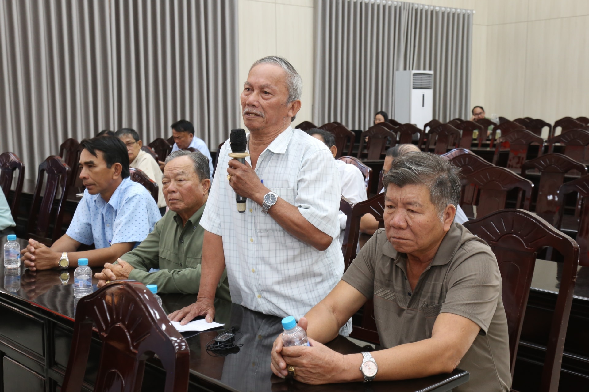 cu-tri-phuong-la-gi-neu-y-kien-tai-hoi-nghi-2-.jpg