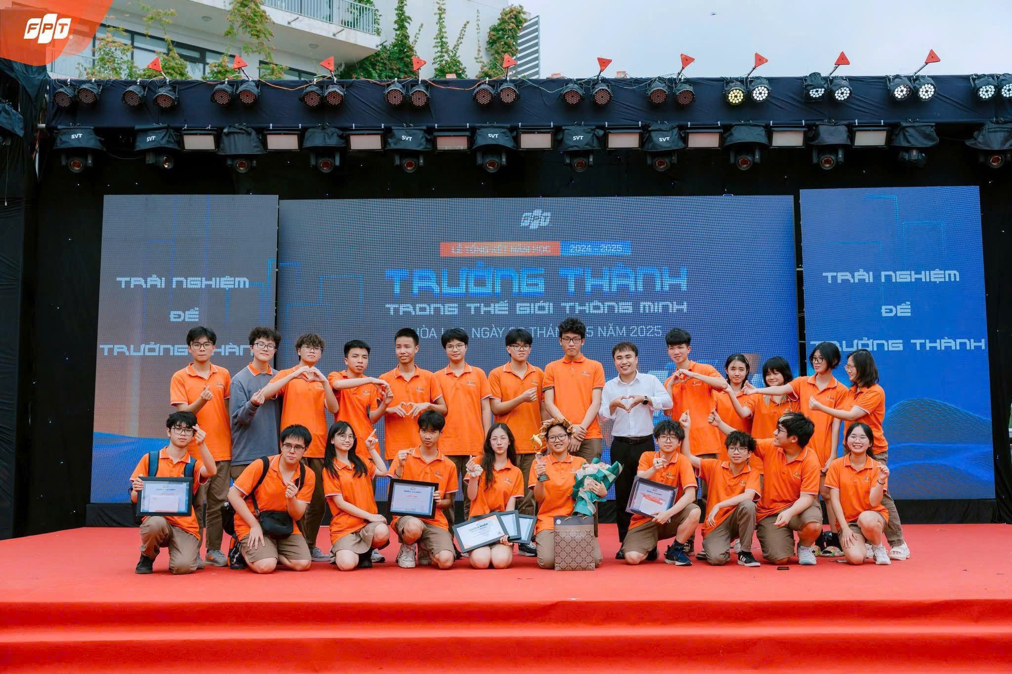  Thầy Đoàn Mạnh Linh và các em học sinh. ảnh: NVCC