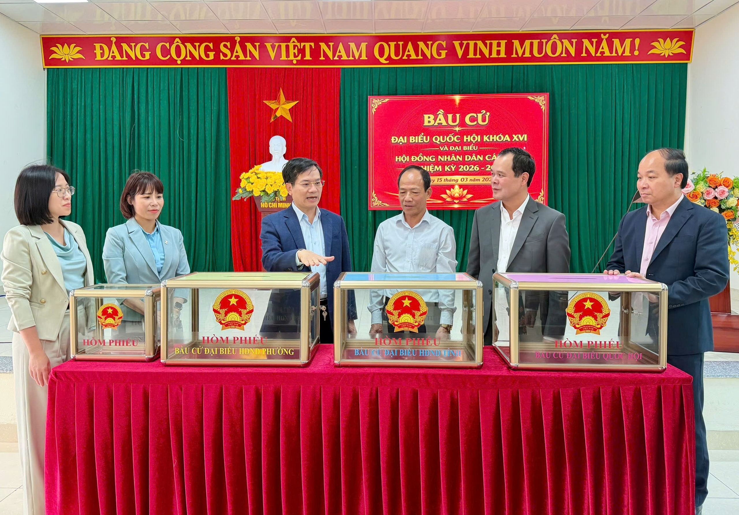 Phó Bí thư Tỉnh ủy, Chủ tịch Ủy ban MTTQ Việt Nam tỉnh, Phó Chủ tịch Ủy ban Bầu cử tỉnh Vũ Quyết Tiến kiểm tra công tác bầu cử tại phường Bãi Cháy. Ảnh: P. Nam