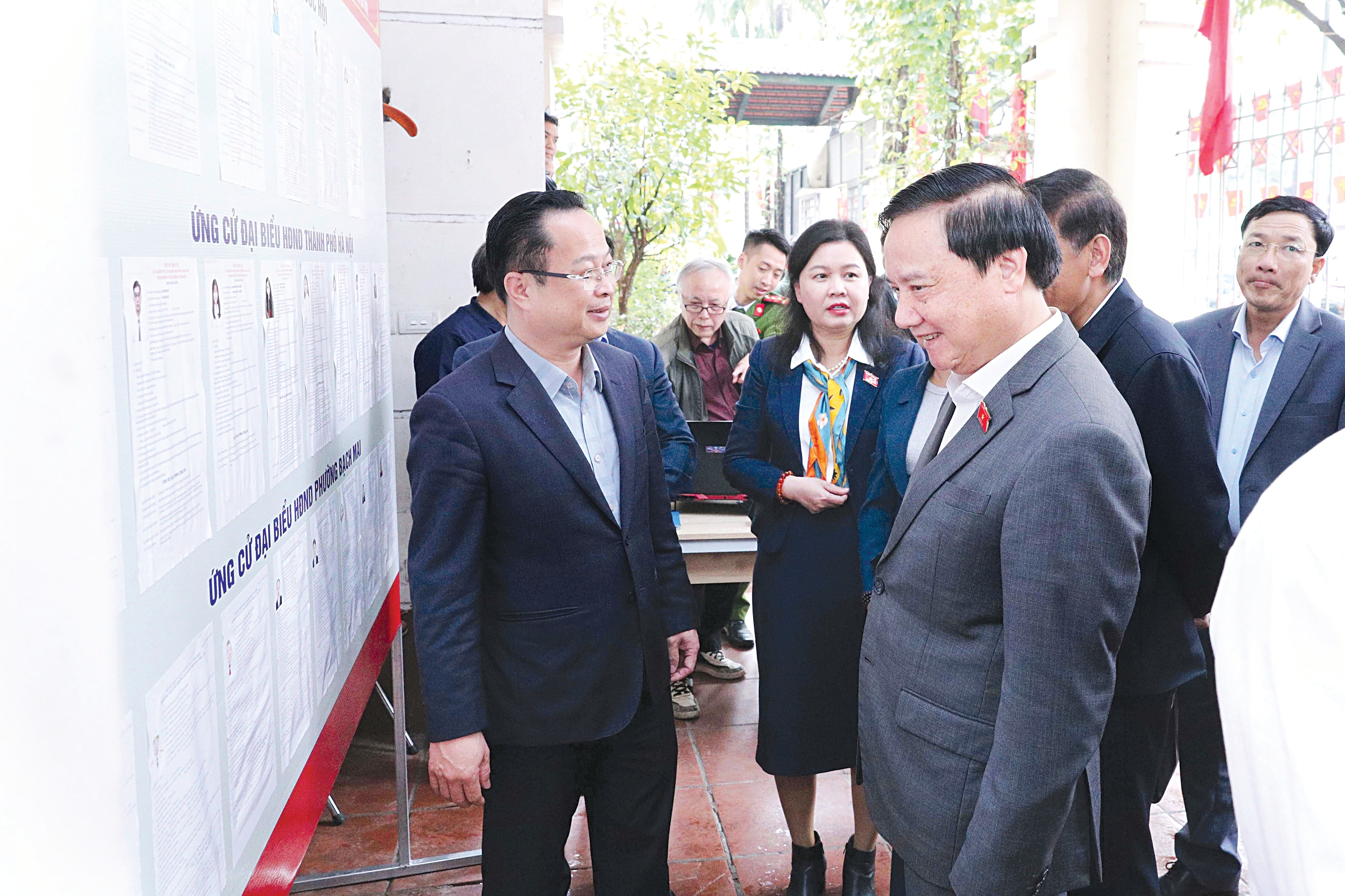 Phó Chủ tịch Quốc hội Nguyễn Khắc Định kiểm tra công tác chuẩn bị bầu cử tại phường Bạch Mai, TP. Hà Nội img_3113