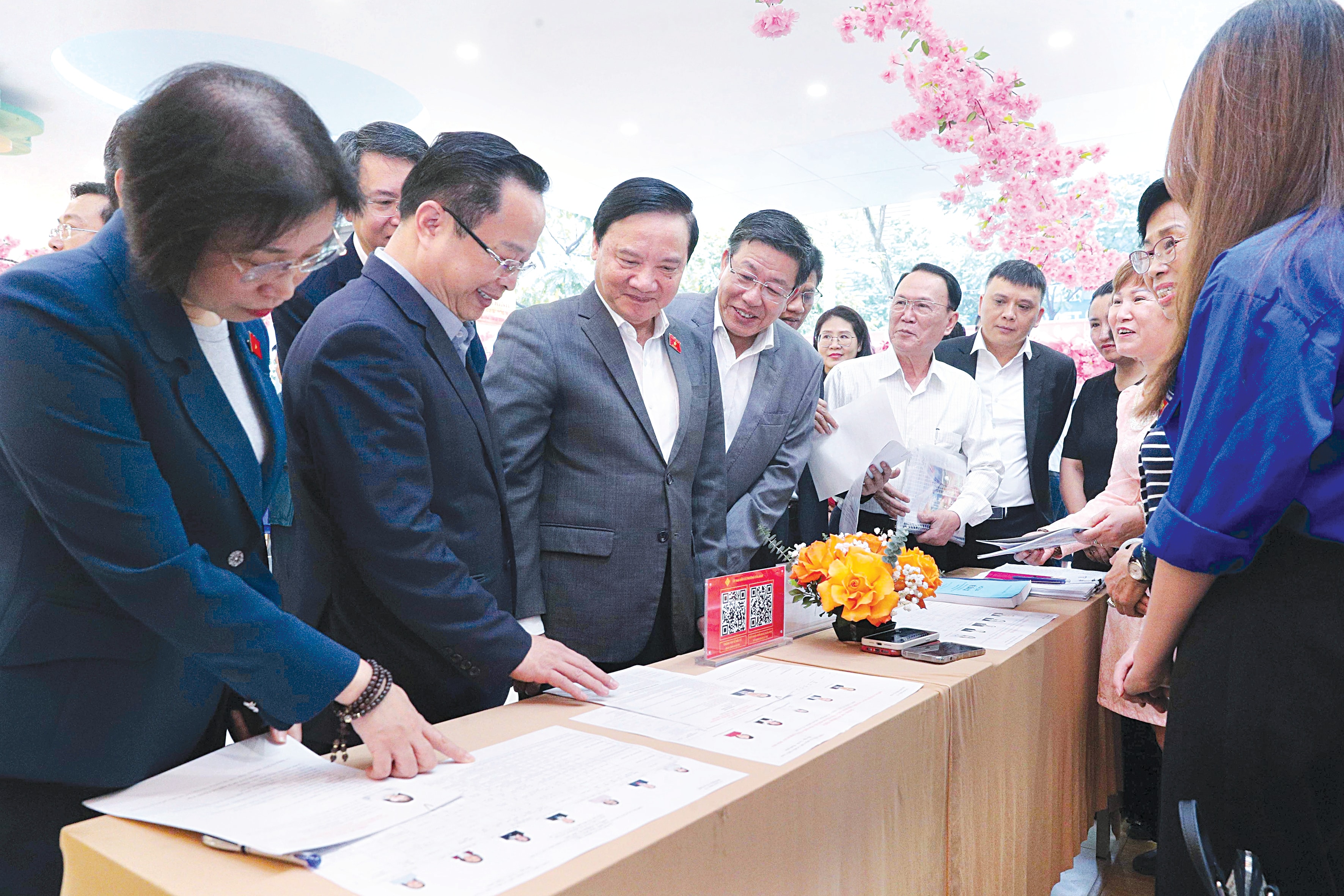 Phó Chủ tịch Quốc hội Nguyễn Khắc Định kiểm tra công tác chuẩn bị bầu cử tại phường Cửa Nam, TP. Hà Nội