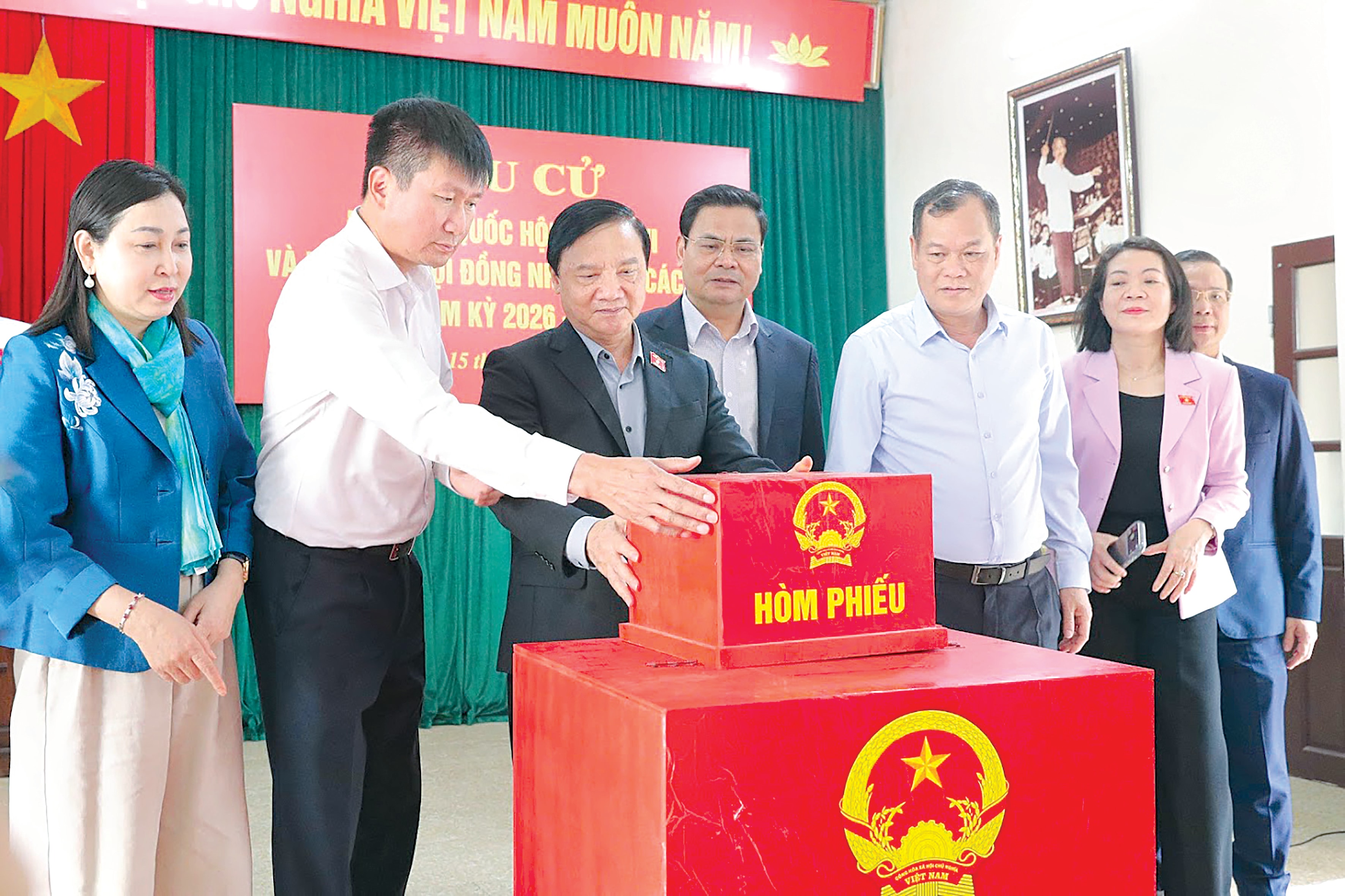 Phó Chủ tịch Quốc hội Nguyễn Khắc Định kiểm tra, giám sát điểm bầu cử tại phường Hoa Lư, tỉnh Ninh Bình 1