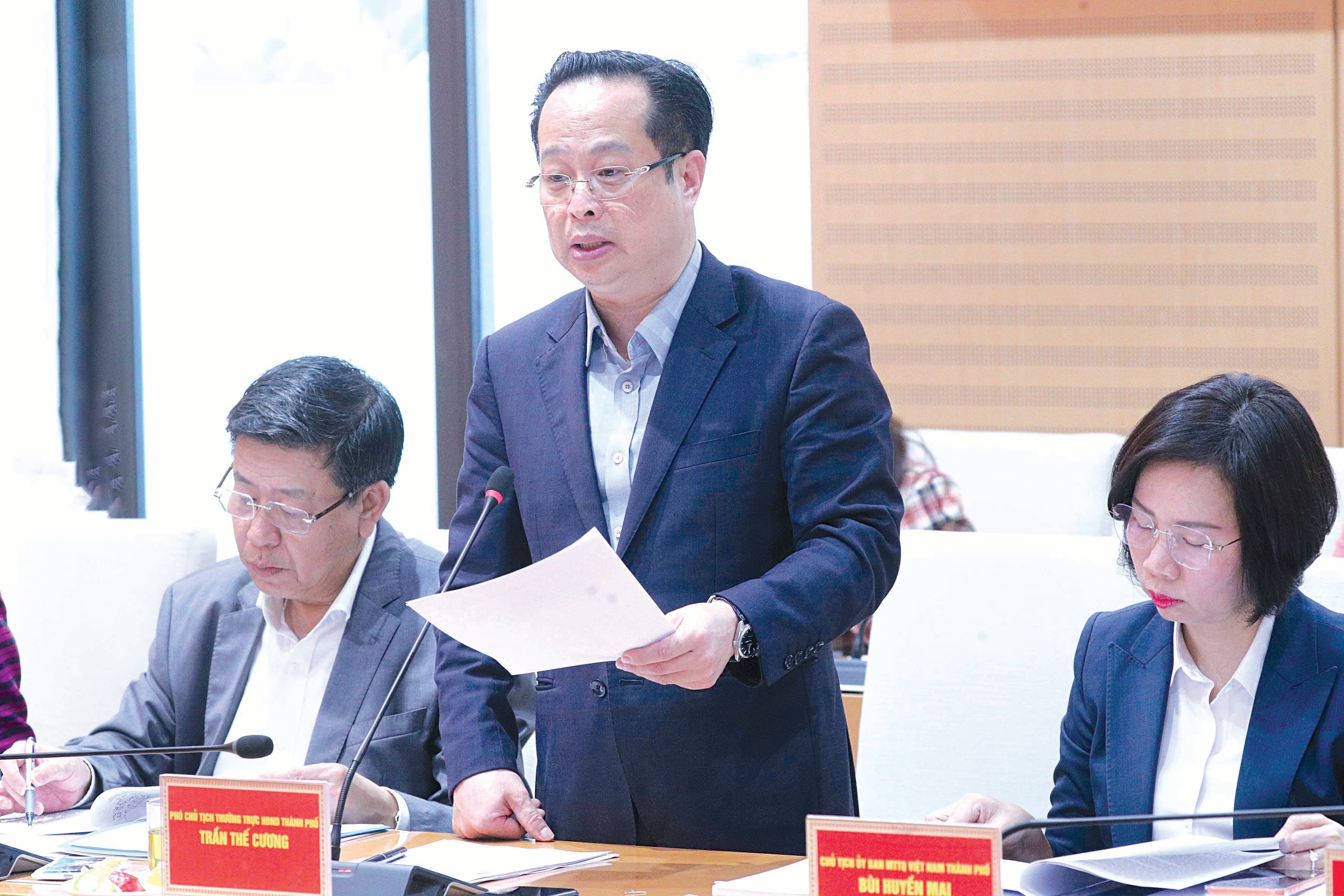 Phó Chủ tịch Thường trực HĐND, Phó Chủ tịch Ủy ban Bầu cử TP. Hà Nội Trần Thế Cương báo cáo với Đoàn giám sát