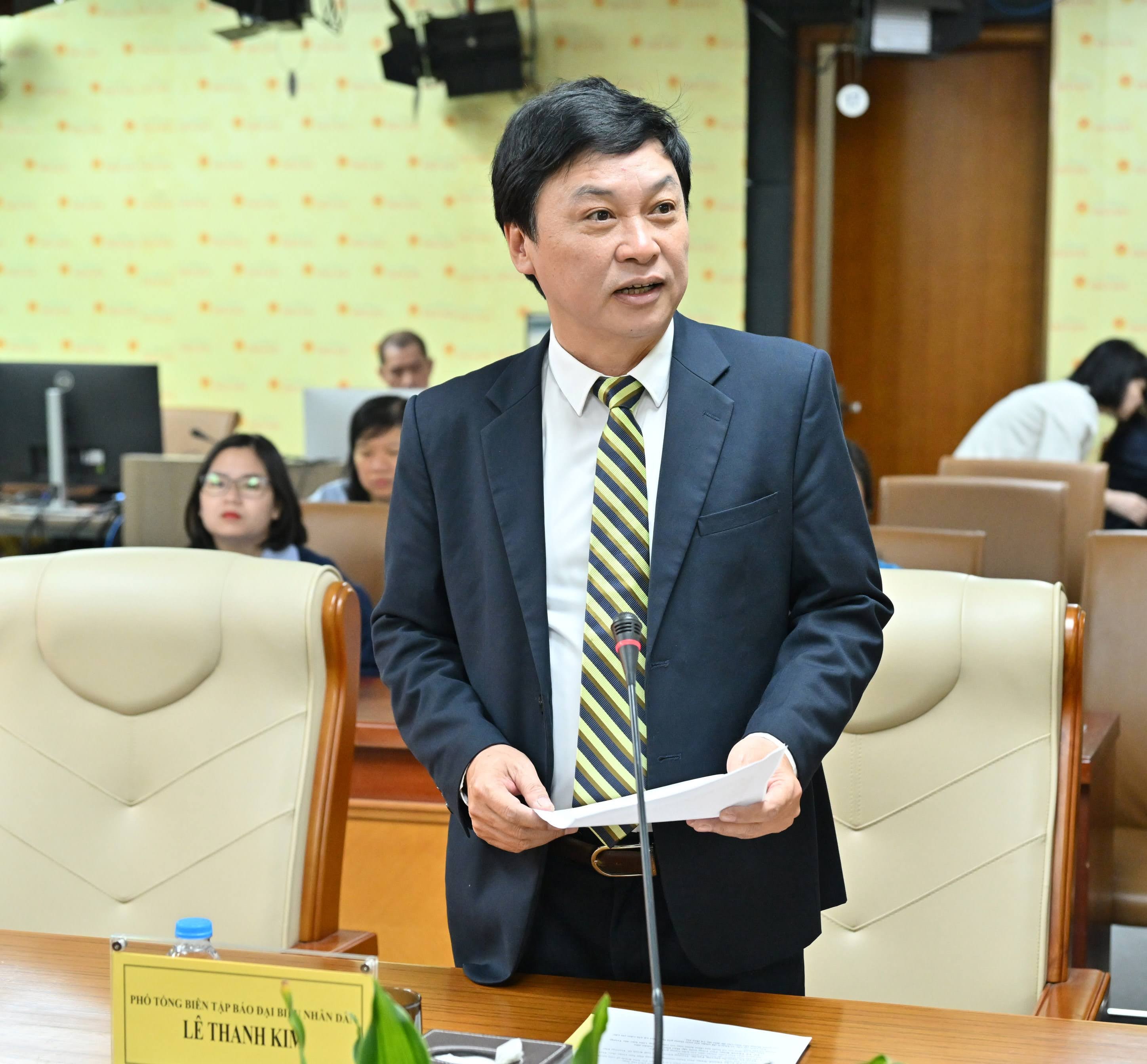 TS. Lê Thanh Kim, Phó Tổng biên tập Báo Đại biểu Nhân dân phát biểu khai mạc Tọa đàmVQK_6102