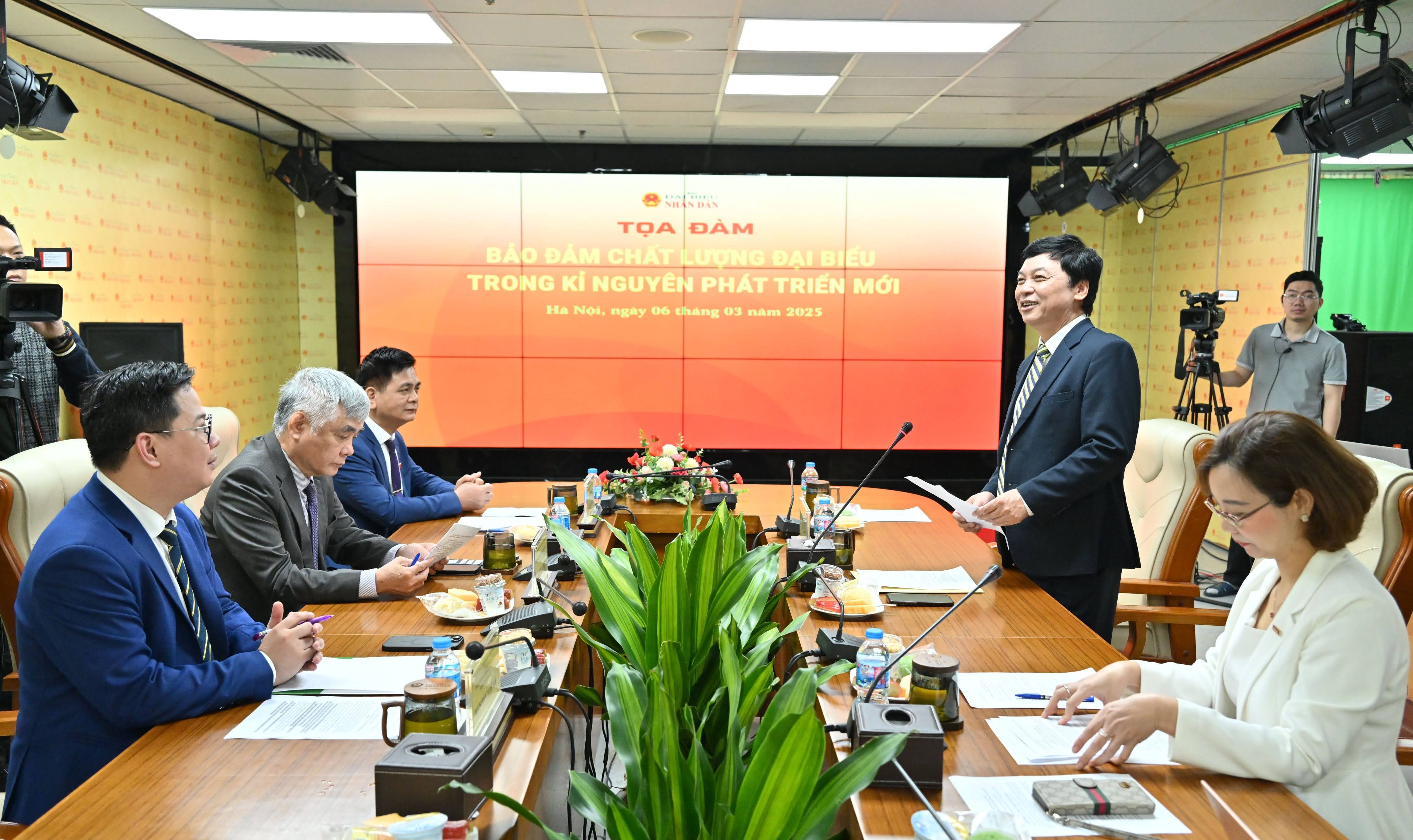 TS. Lê Thanh Kim, Phó Tổng biên tập Báo Đại biểu Nhân dân phát biểu khai mạc Tọa đàmVQK_6114