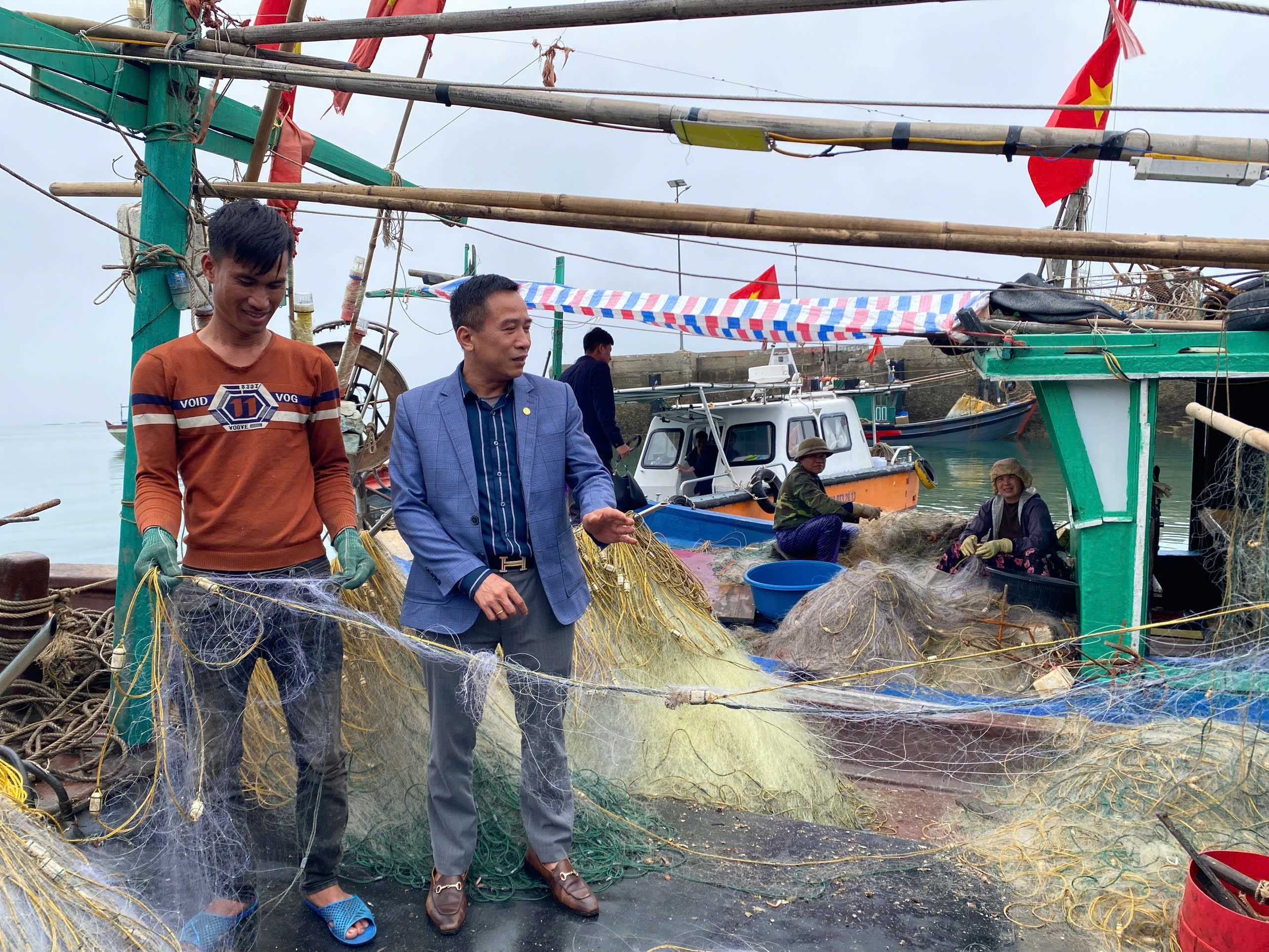 Uỷ ban Bầu cử Đặc khu Cô Tô trực tiếp tuyên truyền, phổ biến thông tin về bầu cử đến ngư dân trên biển. Ảnh Thu Báu