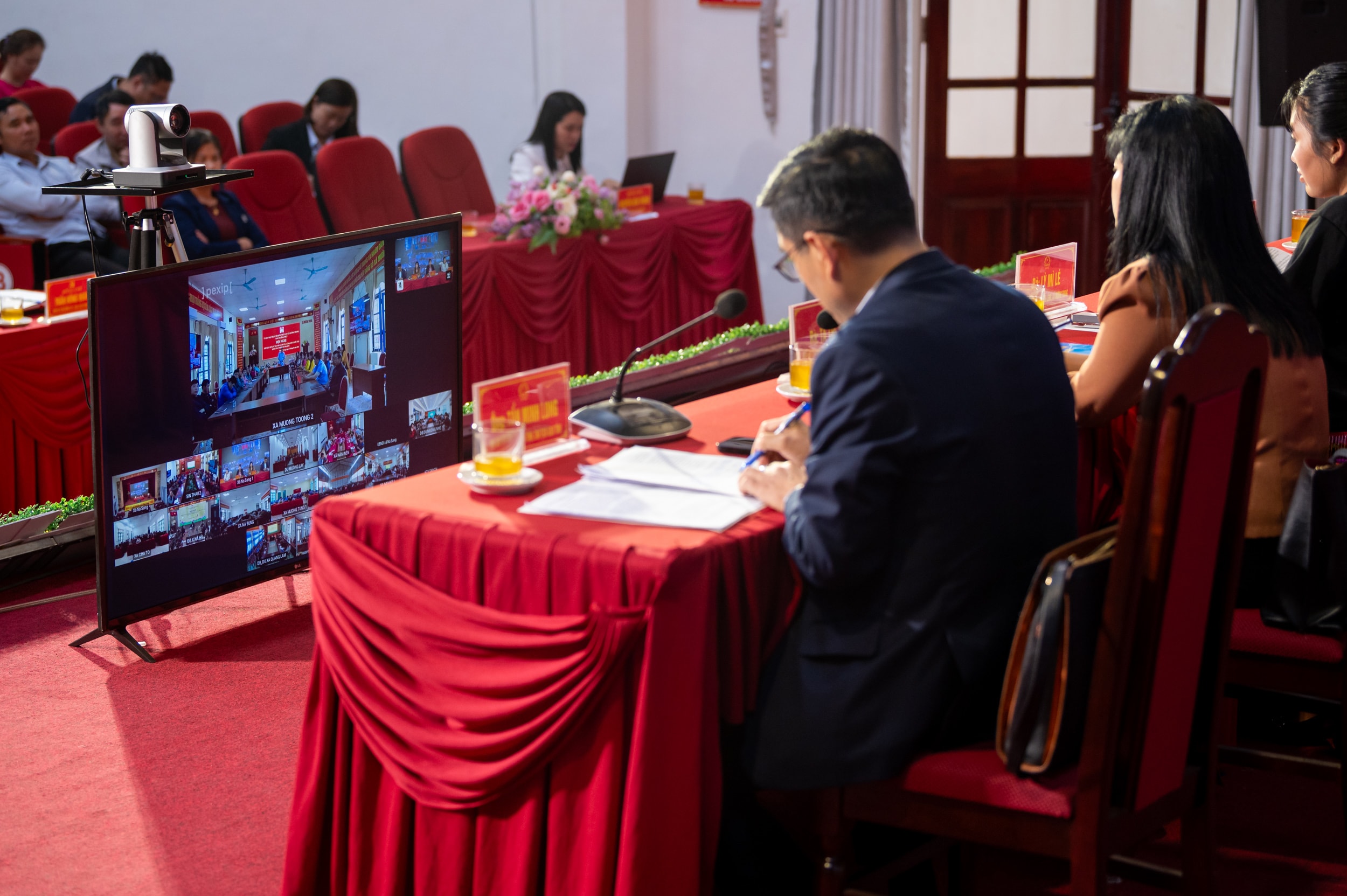 Hội nghị được tổ chức theo hình thức trực tiếp kết hợp trực tuyến, kết nối điểm cầu xã Na Sang với 14 điểm cầu của các xã, phường thuộc Đơn vị bầu cử số 2, tỉnh Điện Biên.