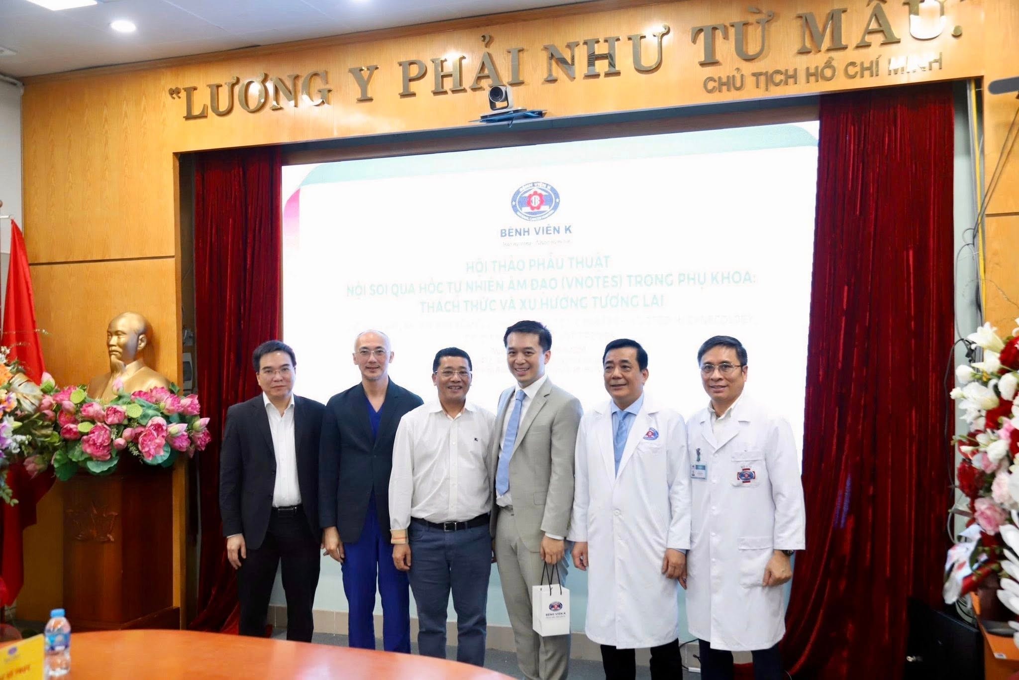 GS.TS Lê Văn Quảng - Giám đốc Bệnh viện K cùng Phó Giám đốc Phạm Văn Bình, Phó Giám đốc Đỗ Hùng Kiên và các chuyên gia quốc tế, trong nước tại hội thảo.