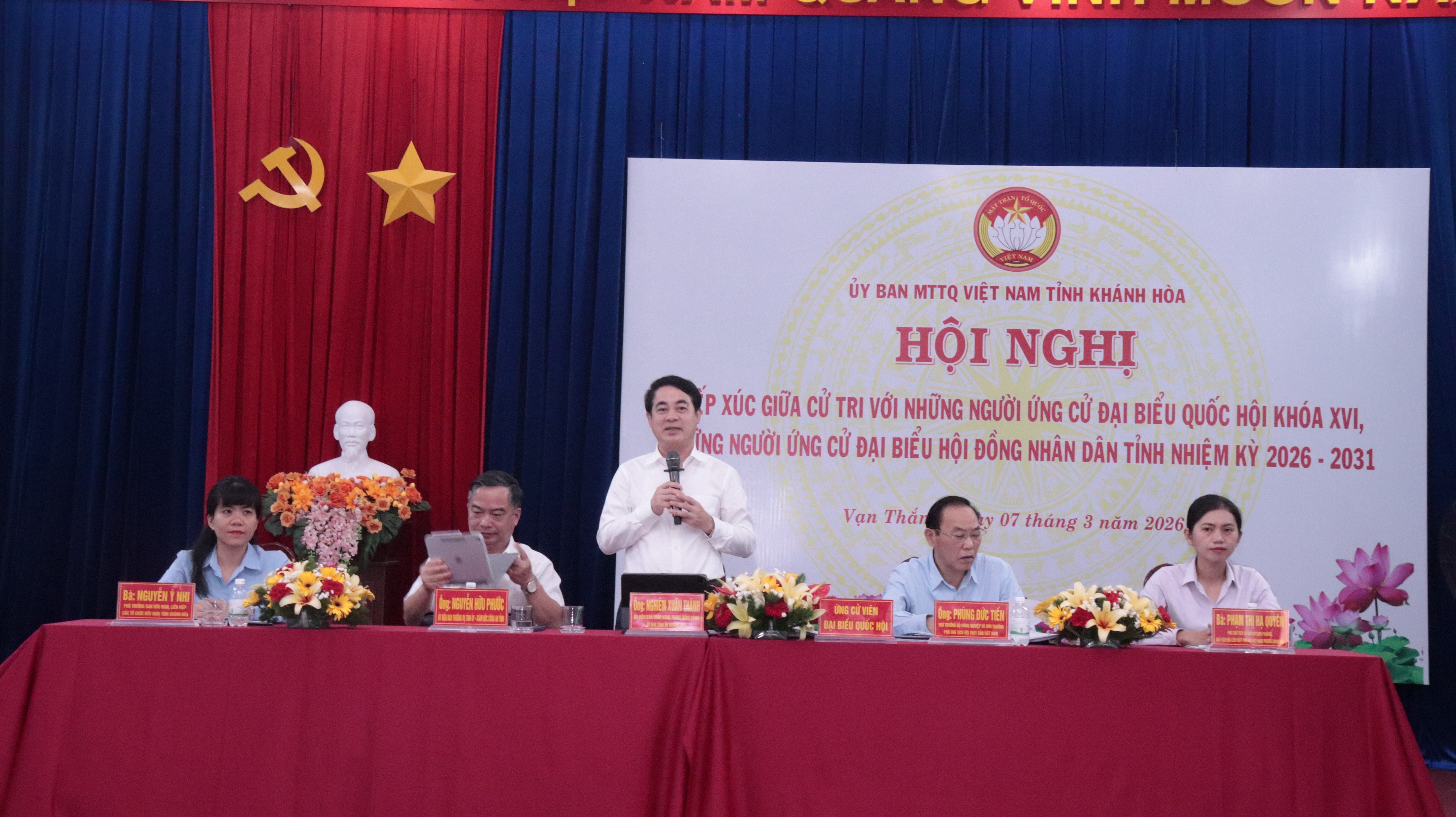 Bí thư Tỉnh ủy Nghiêm Xuân Thành trao đổi, làm rõ những nội dung cử tri quan tâm
