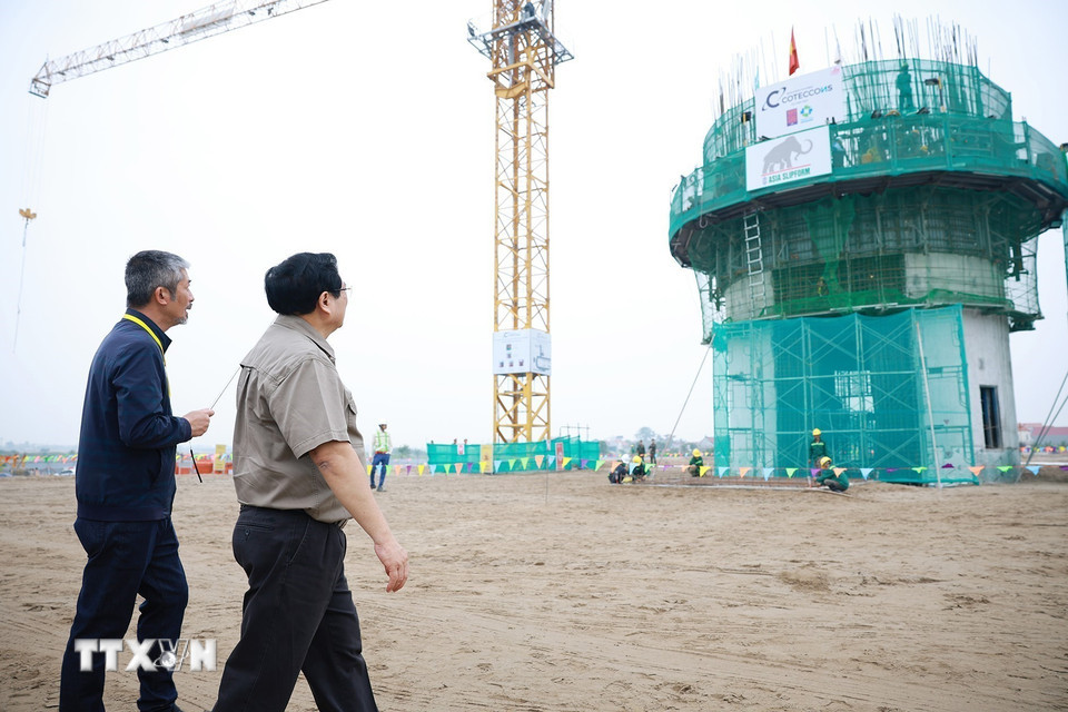 Thủ tướng Phạm Minh Chính kiểm tra thi công đài kiểm soát không lưu Dự án Cảng hàng không quốc tế Gia Bình. (Ảnh: Dương Giang/TTXVN)