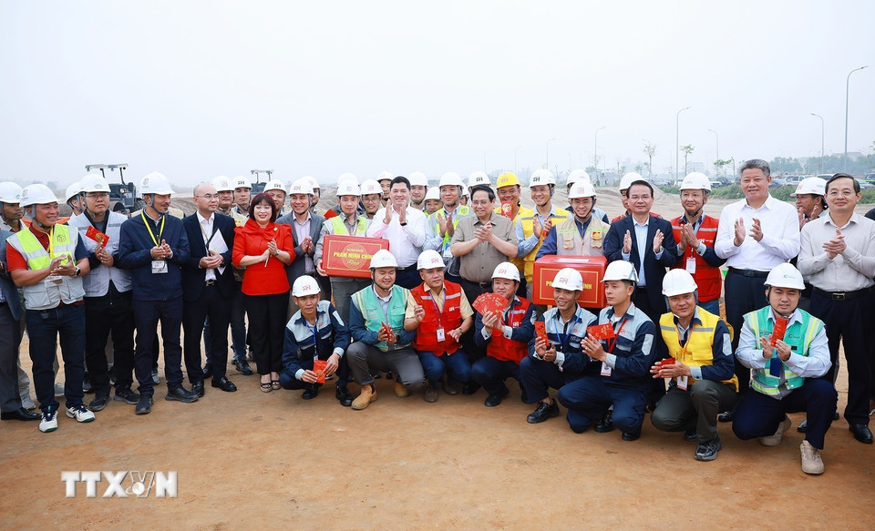 Thủ tướng Phạm Minh Chính tặng quà các đơn vị thi công khu tái định cư Dự án Cảng hàng không quốc tế Gia Bình. (Ảnh: Dương Giang/TTXVN)