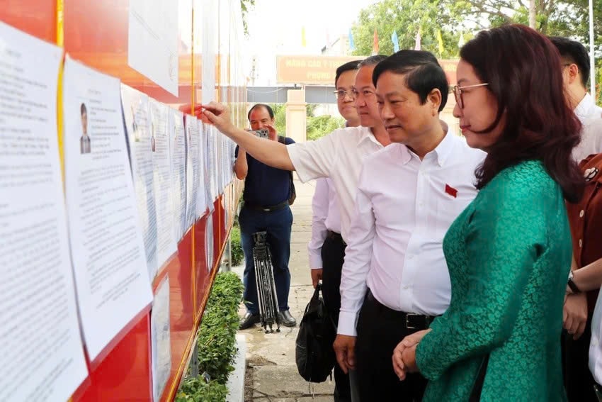 Chủ tịch HĐND thành phố Võ Văn Minh tiếp xúc cử tri phường Phú An