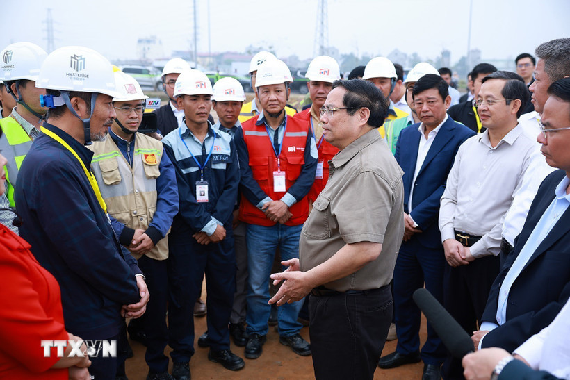 Thủ tướng Phạm Minh Chính giao nhiệm vụ cho các đơn vị thi công khu tái định cư Dự án Cảng hàng không quốc tế Gia Bình. (Ảnh: Dương Giang/TTXVN)