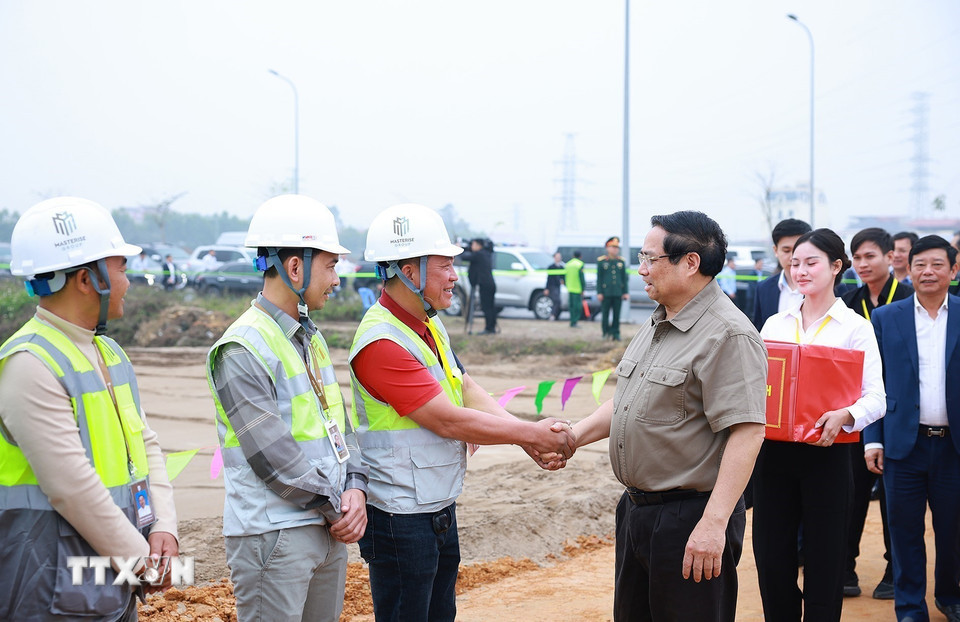 Thủ tướng Phạm Minh Chính động viên các đơn vị thi công khu tái định cư Dự án Cảng hàng không quốc tế Gia Bình. (Ảnh: Dương Giang/TTXVN)