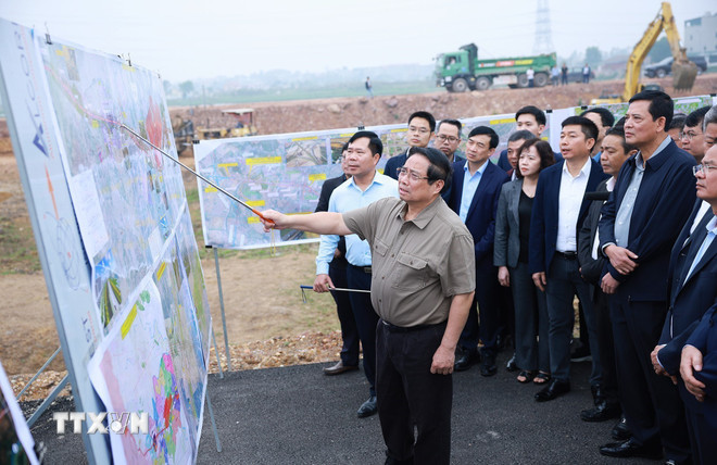 Thủ tướng Phạm Minh Chính kiểm tra dự án Đầu tư xây dựng đường Vành đai 4 Vùng Thủ đô Hà Nội (đoạn qua địa phận tỉnh Bắc Ninh). (Ảnh: Dương Giang/TTXVN) ttxvn-thu-tuong-kiem-tra-tien-do-thi-cong-du-an-cang-hang-khong-quoc-te-gia-binh-07-3.jpg