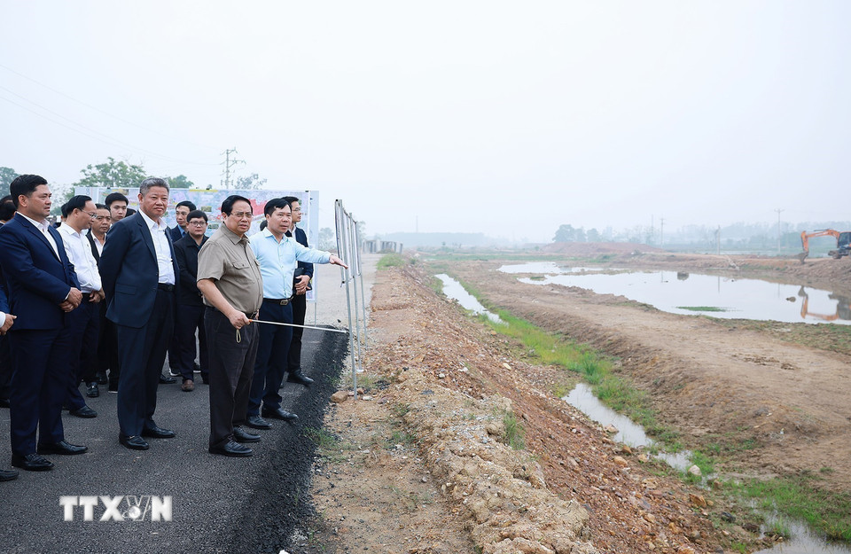 Thủ tướng Phạm Minh Chính kiểm tra dự án Đầu tư xây dựng đường Vành đai 4 Vùng Thủ đô Hà Nội (đoạn qua địa phận tỉnh Bắc Ninh). (Ảnh: Dương Giang/TTXVN)