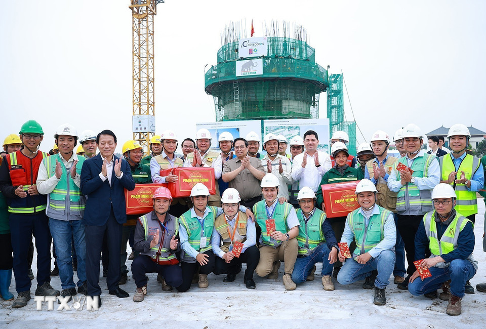 Thủ tướng Phạm Minh Chính tặng quà cho các đơn vị thi công Dự án Cảng hàng không quốc tế Gia Bình. (Ảnh: Dương Giang/TTXVN)