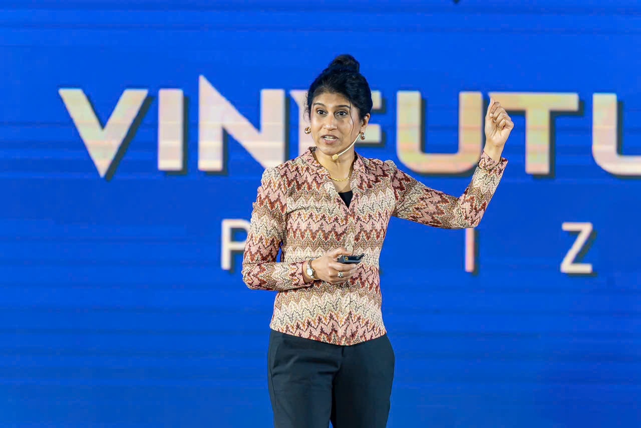 Ảnh 2: TS. Jayshree Seth tham dự và trình bày tại chuỗi tọa đàm