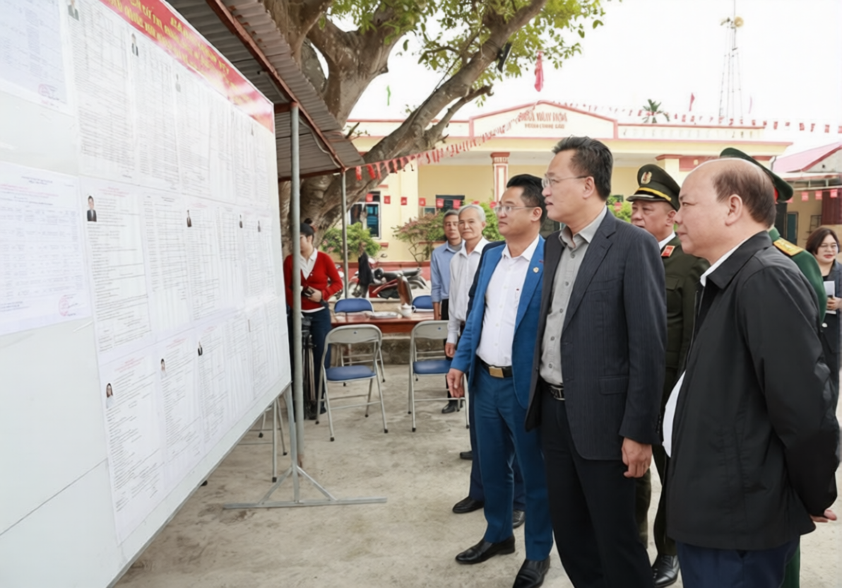 Ủy viên Trung ương Đảng, Bí thư Tỉnh ủy, Trưởng ban Chỉ đạo bầu cử tỉnh Nguyễn Hữu Nghĩa kiểm tra công tác bầu cử tại một số địa phương. Ảnh Lê Hiếu