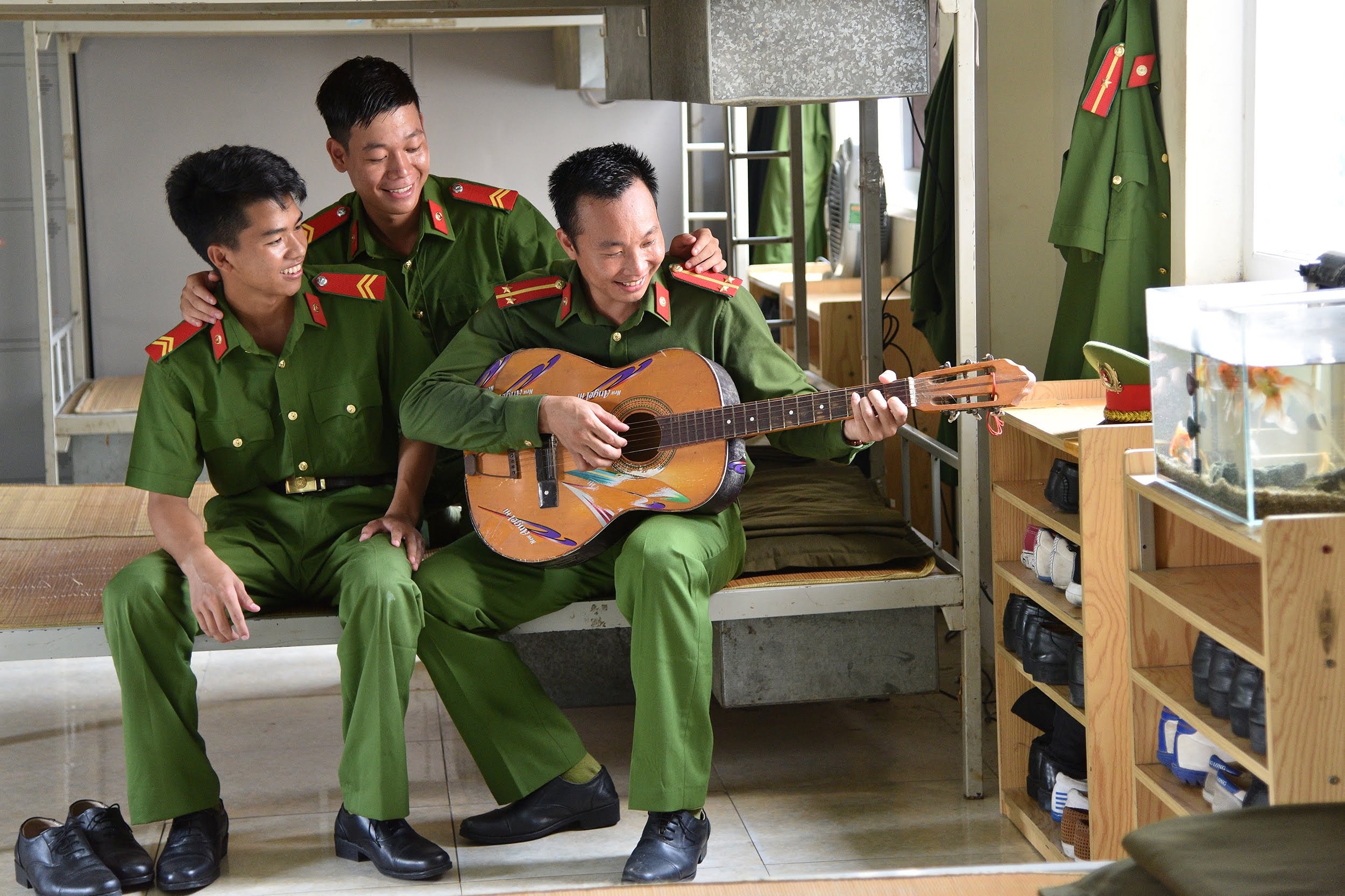 anh dự của người chiến sĩ Công an không chỉ được ghi dấu qua những chiến công trong đấu tranh phòng, chống tội phạm, mà còn được bồi đắp từ những việc làm giản dị hằng ngày