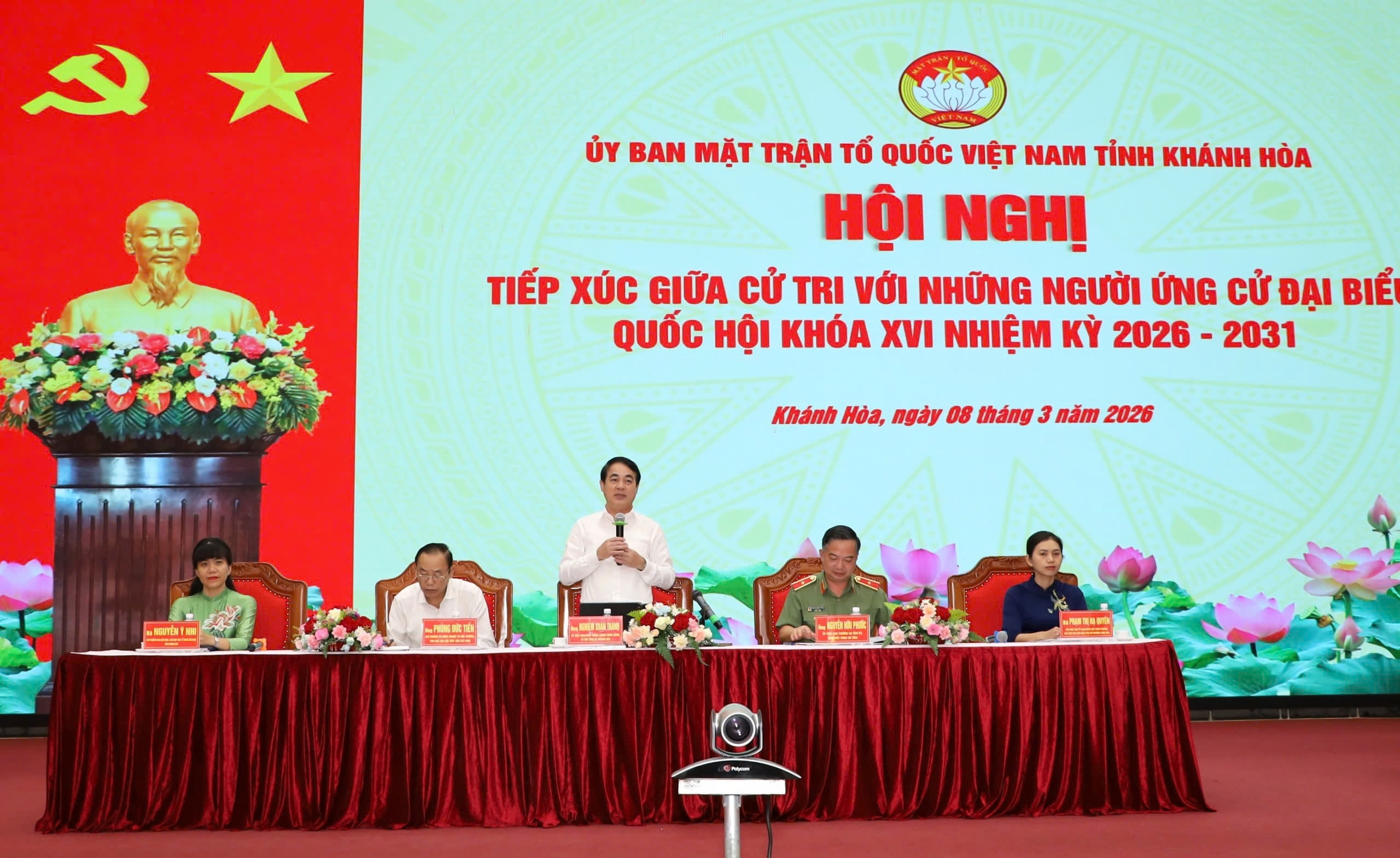 Bí thư Tỉnh ủy Nghiêm Xuân Thành trao đổi, làm rõ những nội dung cử tri quan tâm