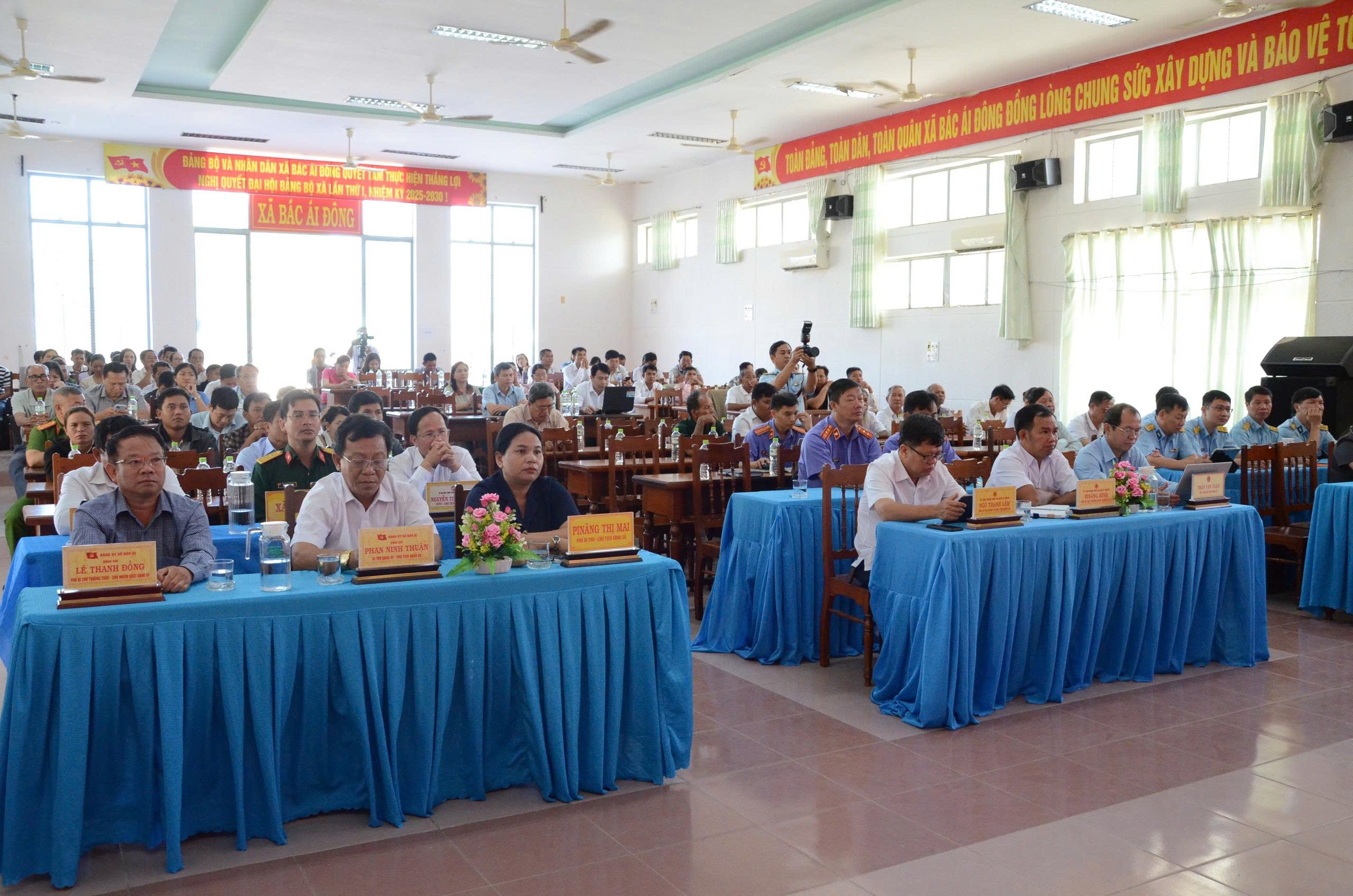 Cử tr tham dự hội nghị
