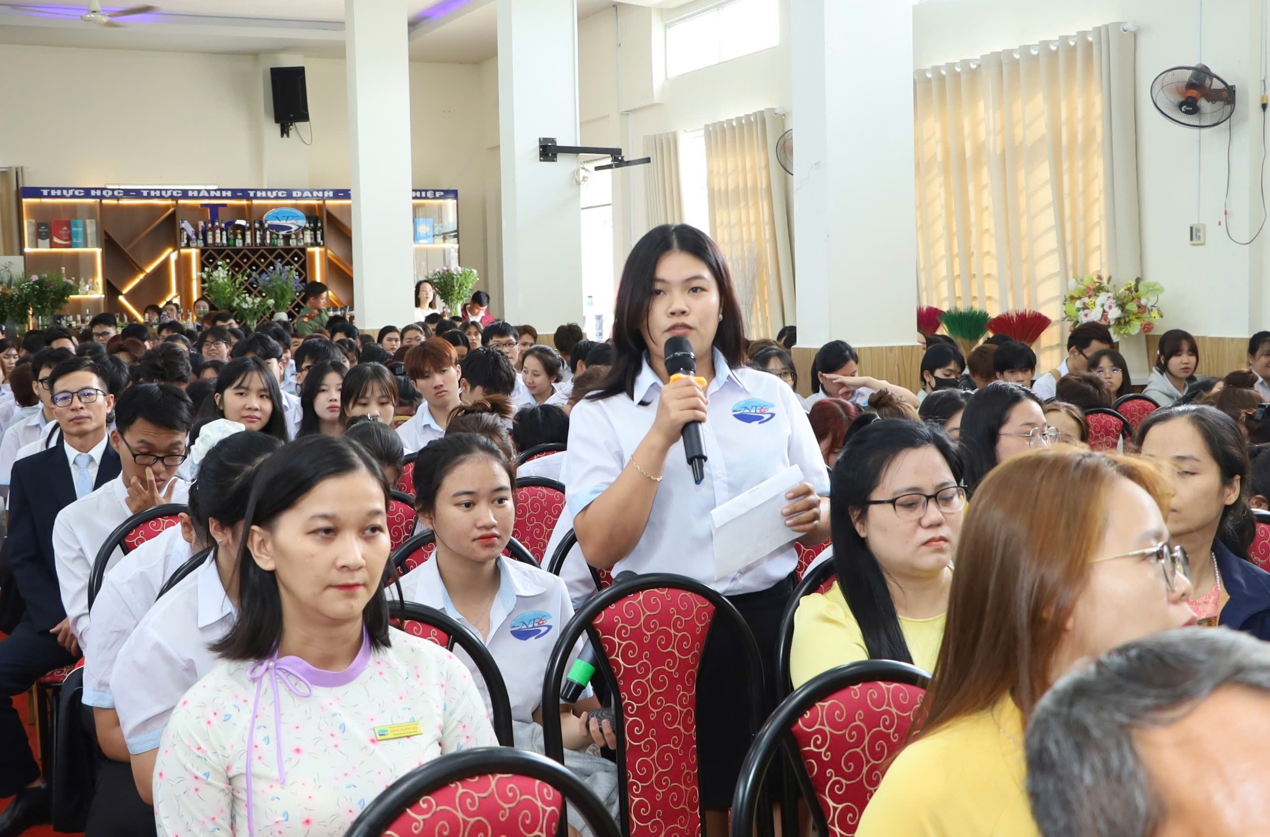Cử tri tại hội trườn phắt biểu ý kiến
