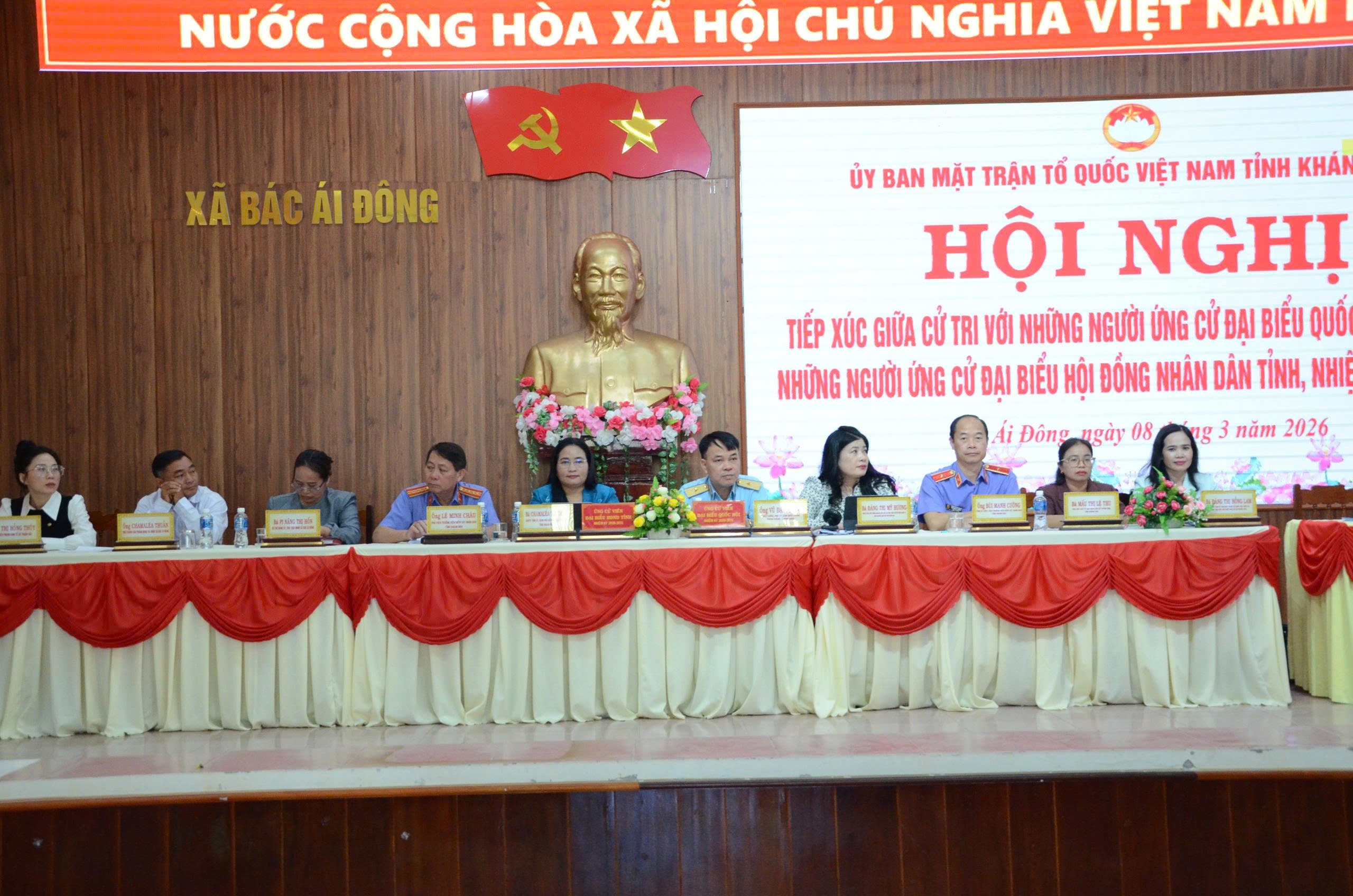 Những người ứng cử đại biểu Quốc hội khóa XVI và đại biểu HĐND tỉnh tiếp xúc cử tri hai xã Bác Ái và Bác Ái Đông.