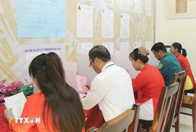 Cử tri lựa chọn những đại biểu Quốc hội khóa XVI và Hội đồng nhân dân các cấp nhiệm kỳ 2026-2031. (Ảnh: TTXVN phát) ttxvn-0803-bau-cu-som-dac-khu-truong-sa-5.jpg