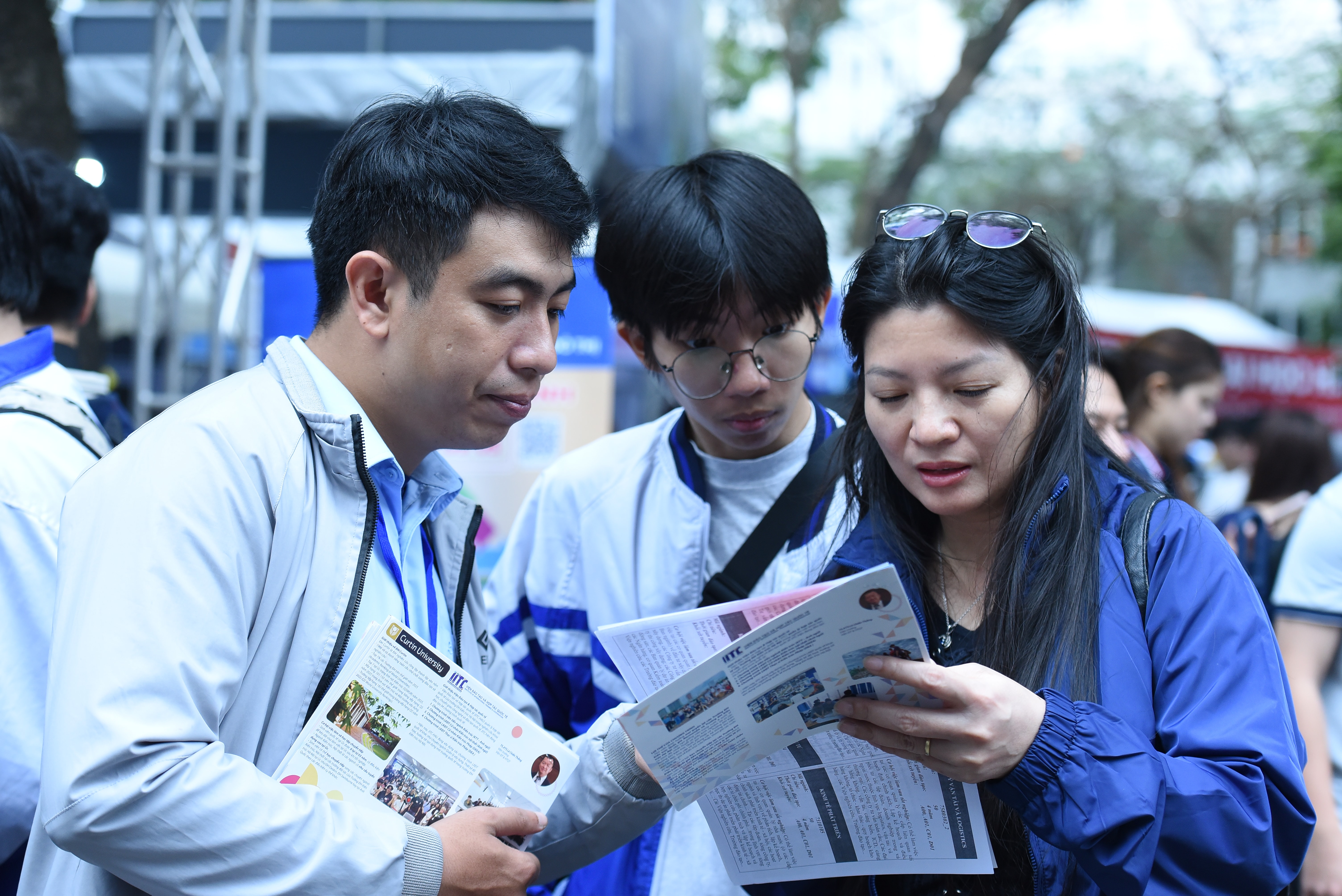 Thí sinh và phụ huynh tìm hiểu thông tin và đặt câu hỏi cho các chuyên gia tại Ngày hội Tư vẫn tuyển sinh - hướng nghiệp
