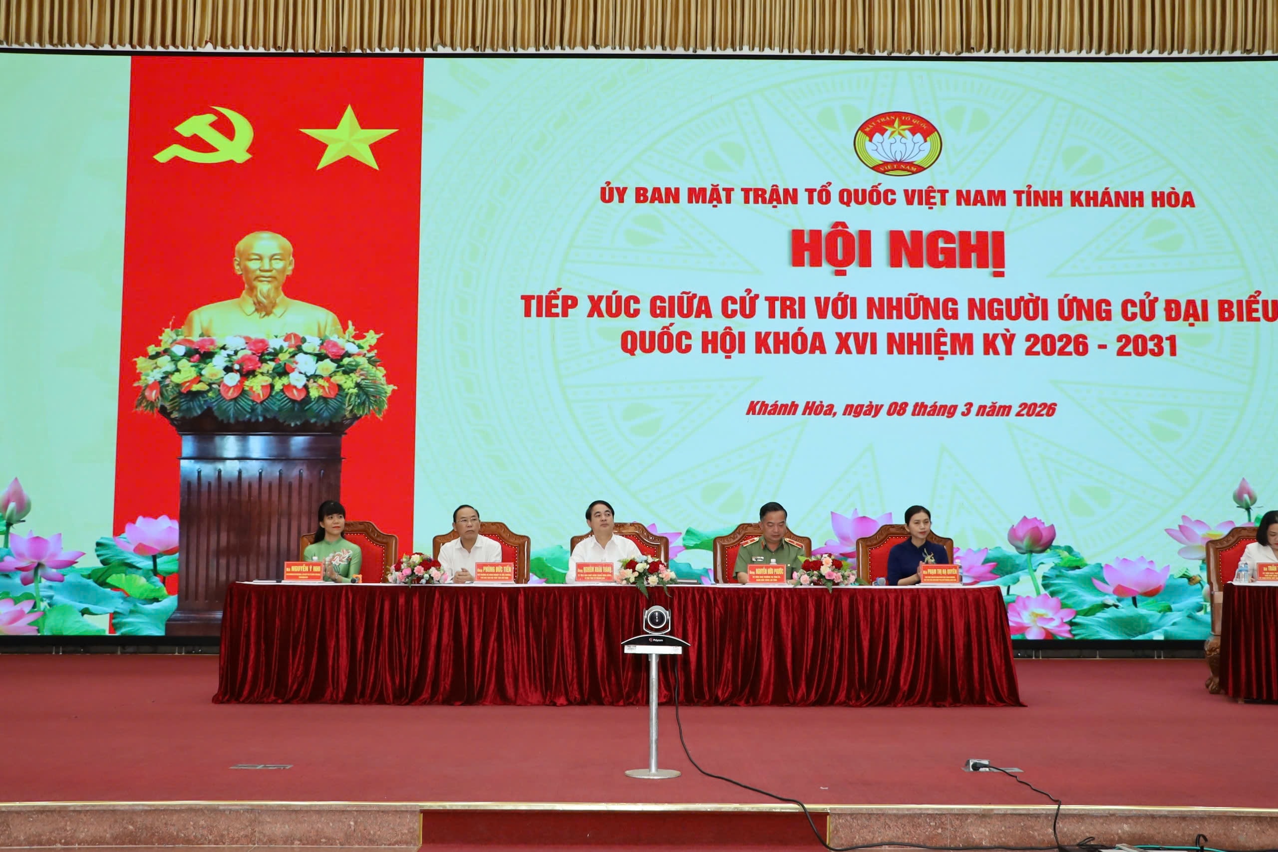 Những người ứng cử ĐBQH Khóa XVI tham dự hội nghị tại điểm tiếp xúc Trường Sĩ quan Thông tin