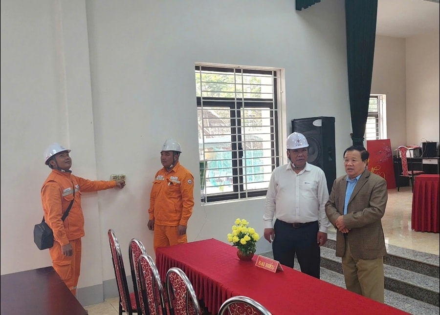 1- Lãnh đạo Công ty Điện lực Sơn La kiểm tra tình hình đảm bảo cấp điện khu vực bầu cử tại Nhà văn hóa Tổ 3 Chiềng Lề, phường Tô Hiệu, tỉnh Sơn La. Ảnh NPC