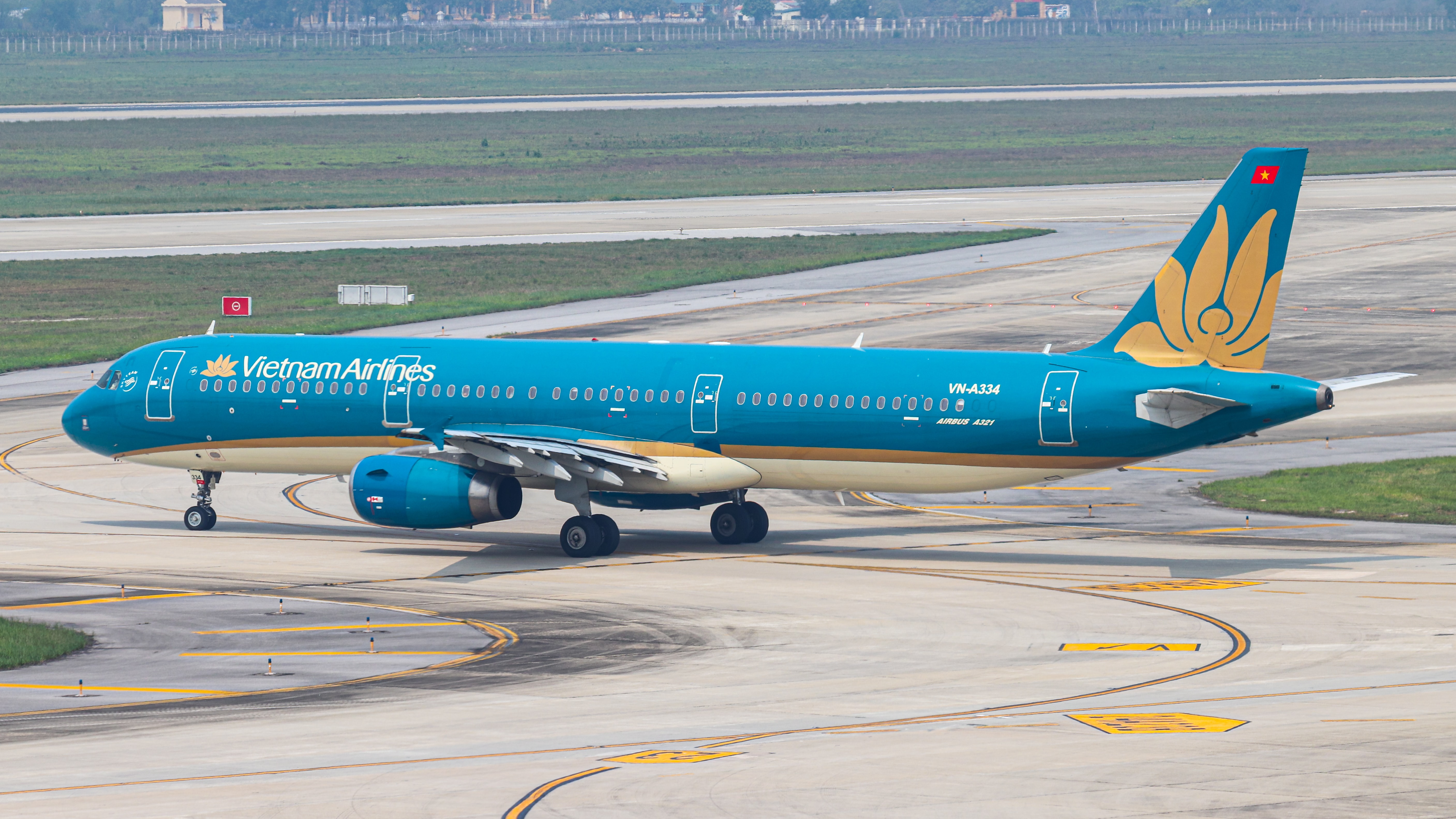1. Đường bay TP.HCM - Phuket được Vietnam Airlines khai thác với tần suất 5 chuyến mỗi tuần bằng tàu bay Airbus A321. (Ảnh minh hoạ_ VNA)