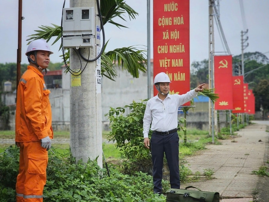 2 - Lãnh đạo Đội Quản lý Điện lực khu vực Định Hóa - Công ty Điện lực Thái Nguyên kiểm tra hiện trường, chỉ đạo công tác chuẩn bị phương án cấp điện phục vụ bầu cử. Ảnh NPC