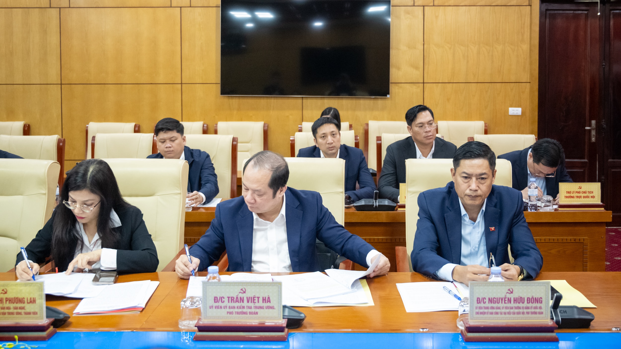 Ủy viên Trung ương Đảng, Ủy viên Ban Thường vụ Đảng ủy Quốc hội, Chủ nhiệm Ủy ban Công tác đại biểu Nguyễn Hữu Đông; Ủy viên Ủy ban Kiểm tra Trung ương Trần Việt Hà tại hội nghị