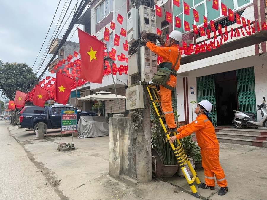 4- Nhân viên Đội QLĐLKV Bằng Giang - Công ty Điện lực Cao Bằng kiểm tra định kỳ, xử lý khiếm khuyết đảm bảo cấp điện phục vụ bầu cử. Ảnh NPC