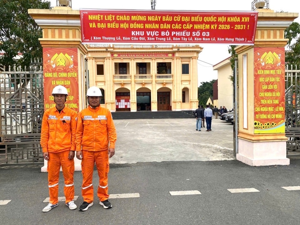 5- Nhân viên ĐQLĐLKV Hải Hậu - Công ty Điện lực Ninh Bình thực hiện ứng trực tại địa điểm diễn ra bầu cử. Ảnh NPC