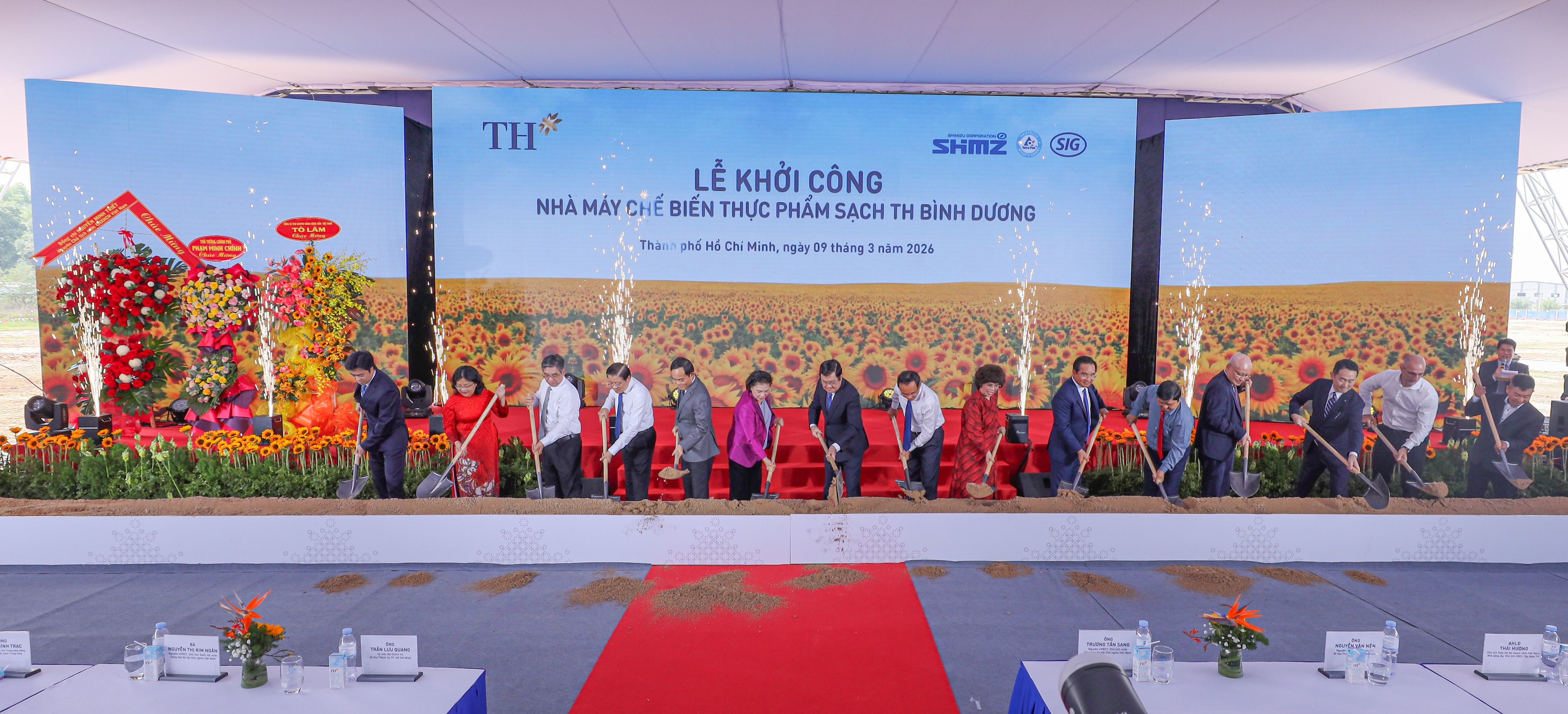 Các đại biểu thực hiện nghi thức khởi công Nhà máy Chế biến Thực phẩm Sạch TH Bình Dương.