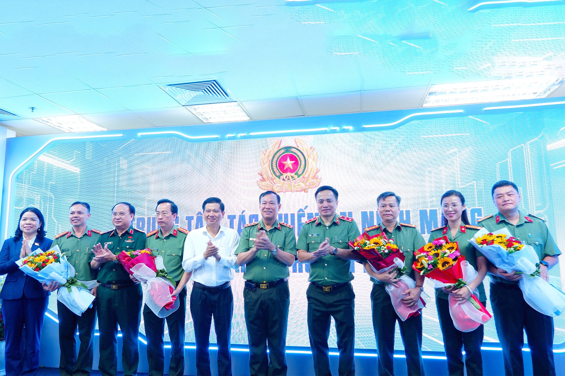 Chủ nhiệm Ủy ban Quốc phòng An ninh và Đối ngoại, Thượng tướng Lê Tấn Tới và Đoàn công tác tặng hoa chúc mừng Trung tâm tác chiến an ninh mạng Công an TP. Hồ Chí Minh