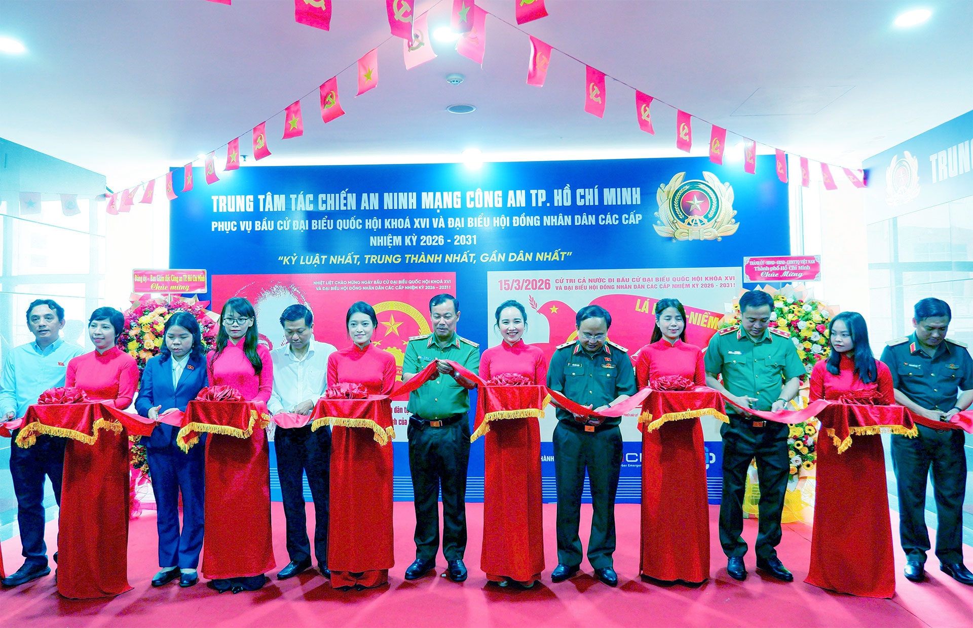 Chủ nhiệm Ủy ban Quốc phòng An ninh và Đối ngoại, Thượng tướng Lê Tấn Tới và Đoàn công tác cắt băng khai trương Trung tâm tác chiến an ninh mạng Công an TP. Hồ Chí Minh, phục vụ bầu cử ĐBQH khóa XVI và đại biểu HĐND các cấp nhiệm kỳ 2026 - 2031