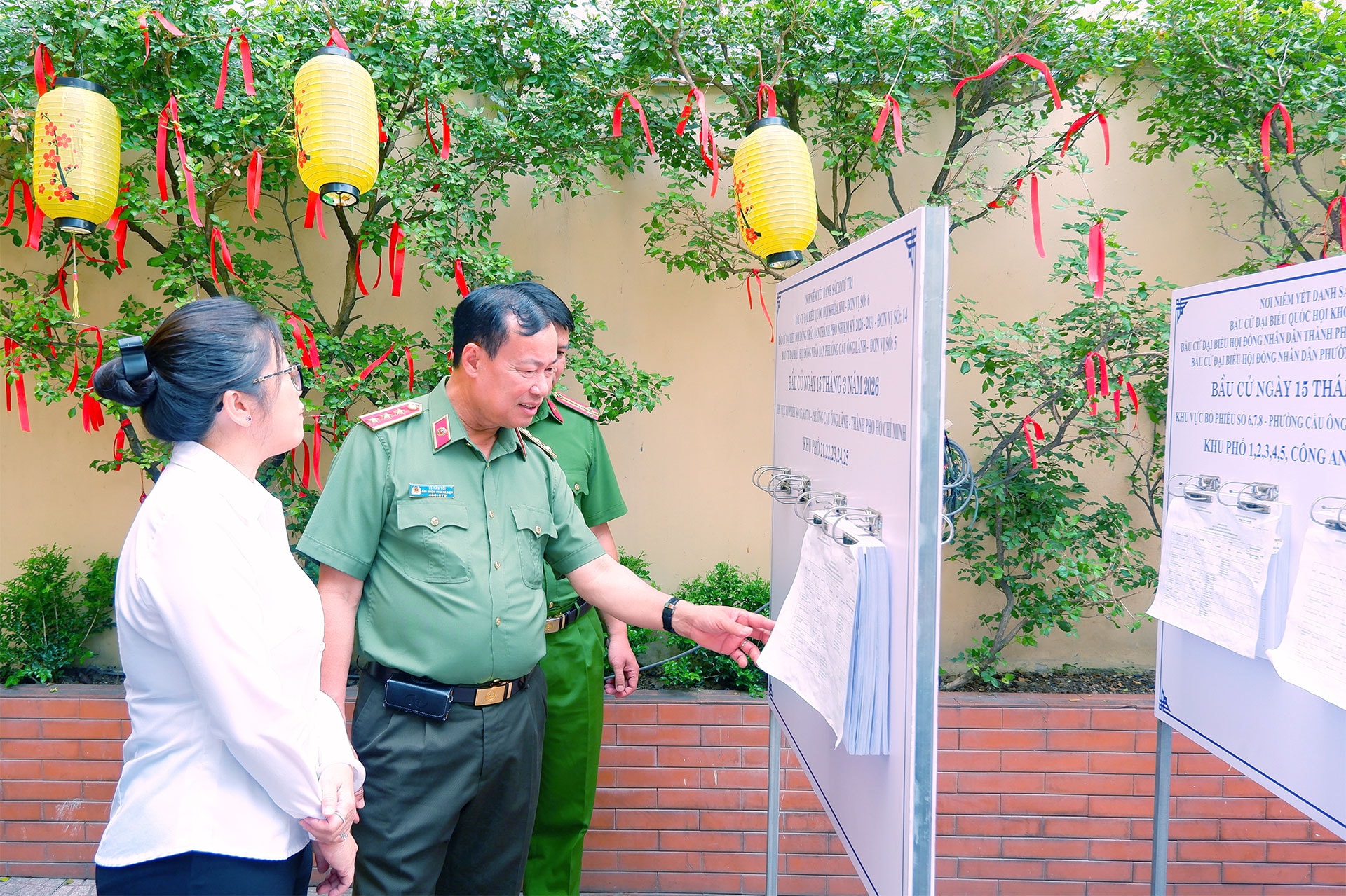 Chủ nhiệm Ủy ban Quốc phòng An ninh và Đối ngoại, Thượng tướng Lê Tấn Tới kiểm tra niêm yết danh sách cử tri tại Ủy ban Bầu cử phường Cầu Ông Lãnh (TP. Hồ Chí Minh). Ảnh: Hoa L