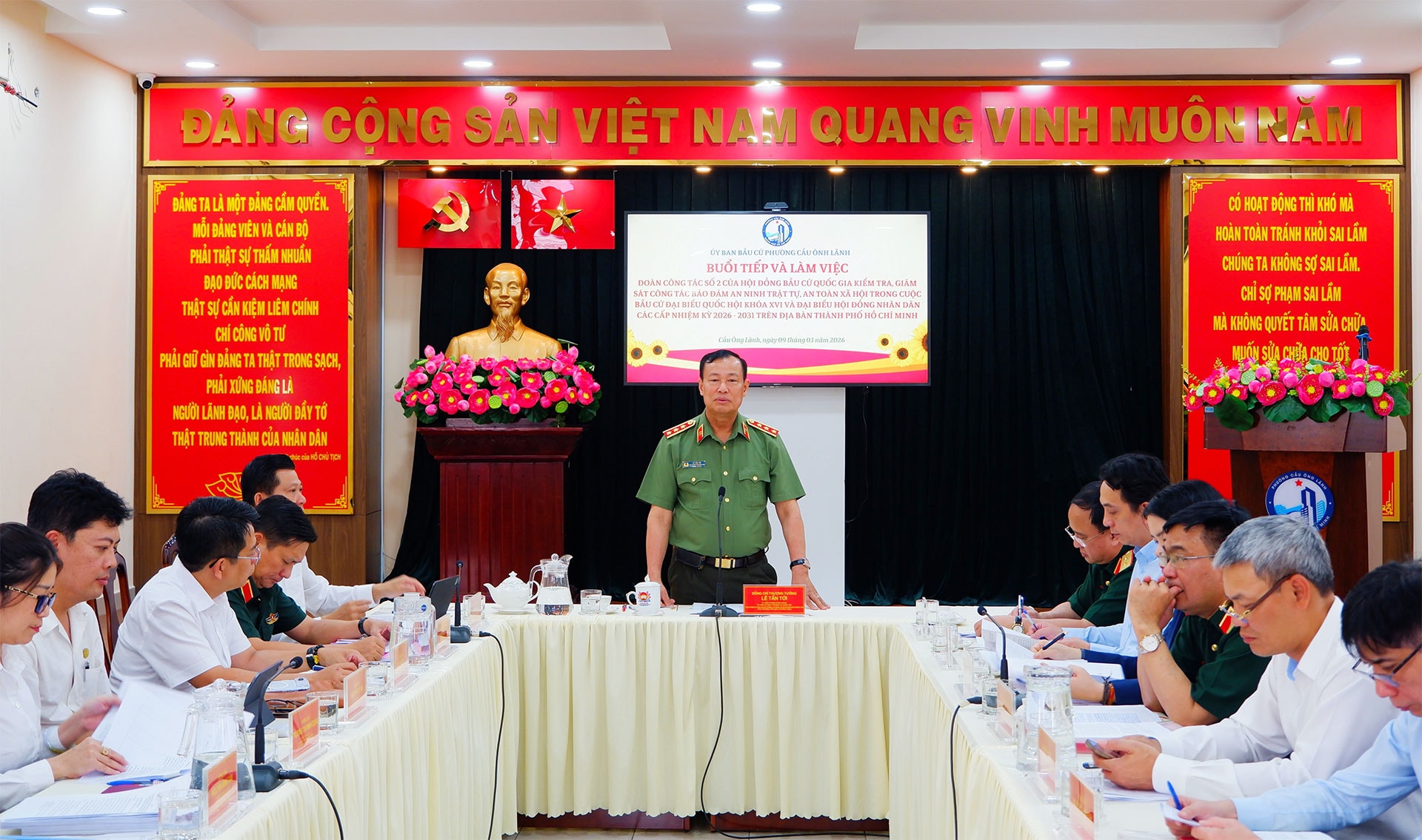 Chủ nhiệm Ủy ban Quốc phòng An ninh và Đối ngoại, Thượng tướng Lê Tấn Tới phát biểu tại cuộc làm việc với Ủy ban Bầu cử phường Cầu Ông Lãnh