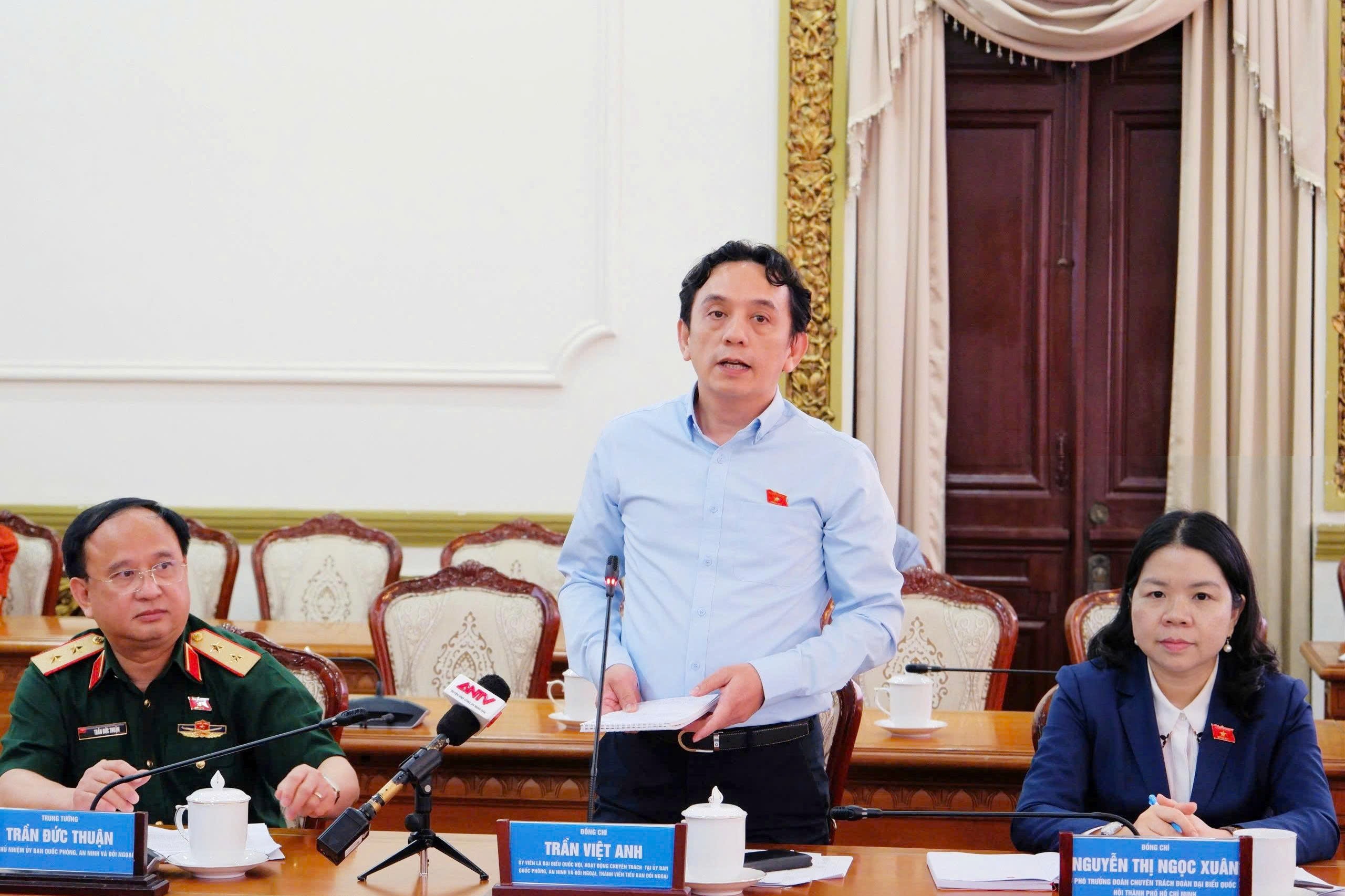 Ủy viên là ĐBQH hoạt động chuyên trách tại Ủy ban Quốc phòng, An ninh và Đối ngoại Trần Việt Anh phát biểu tại cuộc là
