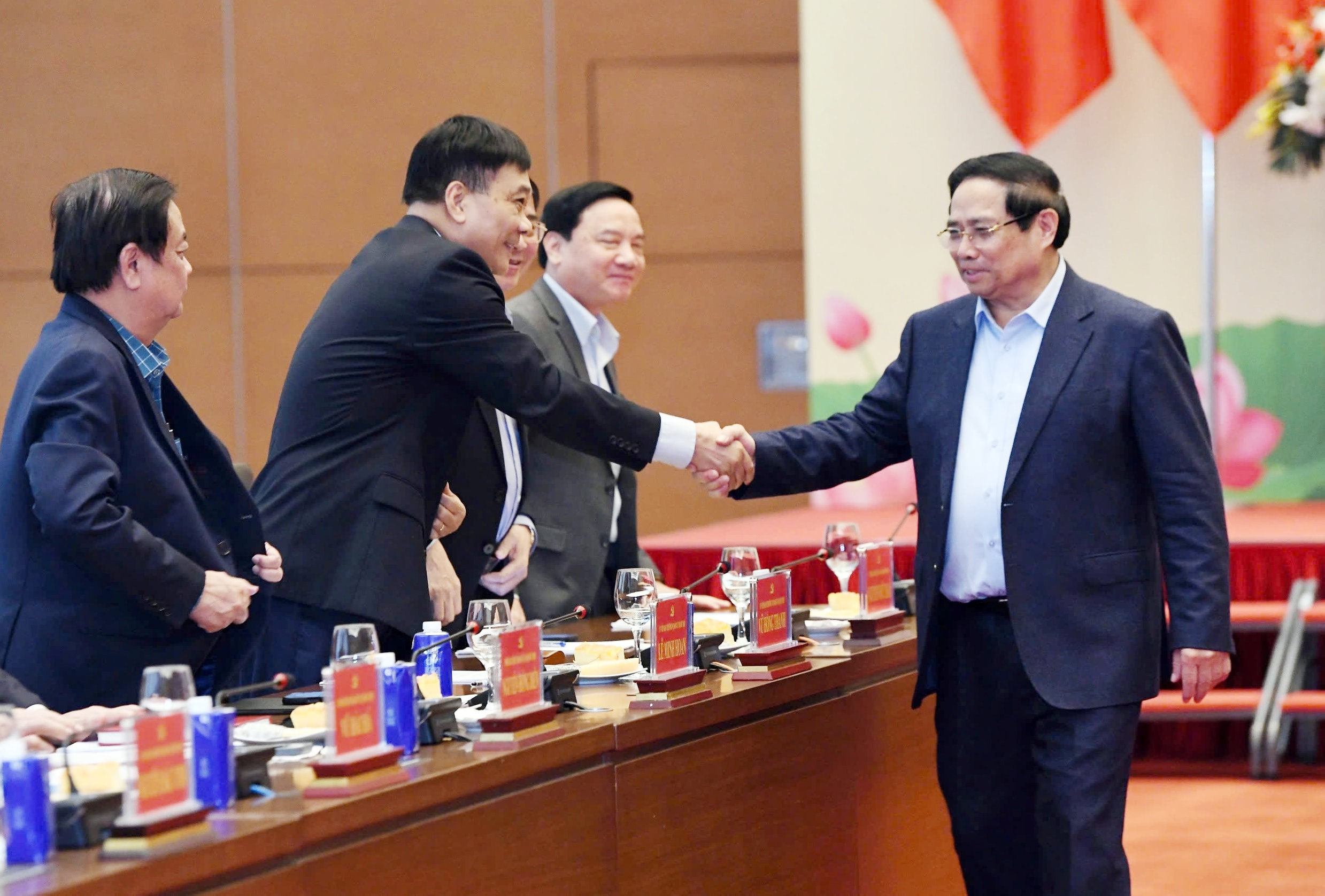 Thủ tướng Phạm Minh Chính với Phó Chủ tịch Quốc hội Nguyễn Khắc Định, Phó Chủ tịch Quốc hội Nguyễn Đức Hải, Phó Chủ tịch Quốc hội Vũ Hồng Thanh, Phó Chủ tịch Quốc hội Lê Minh Hoan