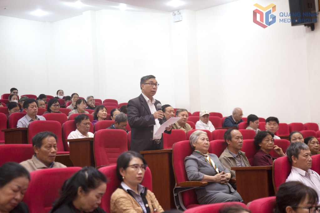 Cử tri trên địa bàn phường Uông Bí tham gia ý kiến tại cuộc tiếp xúc