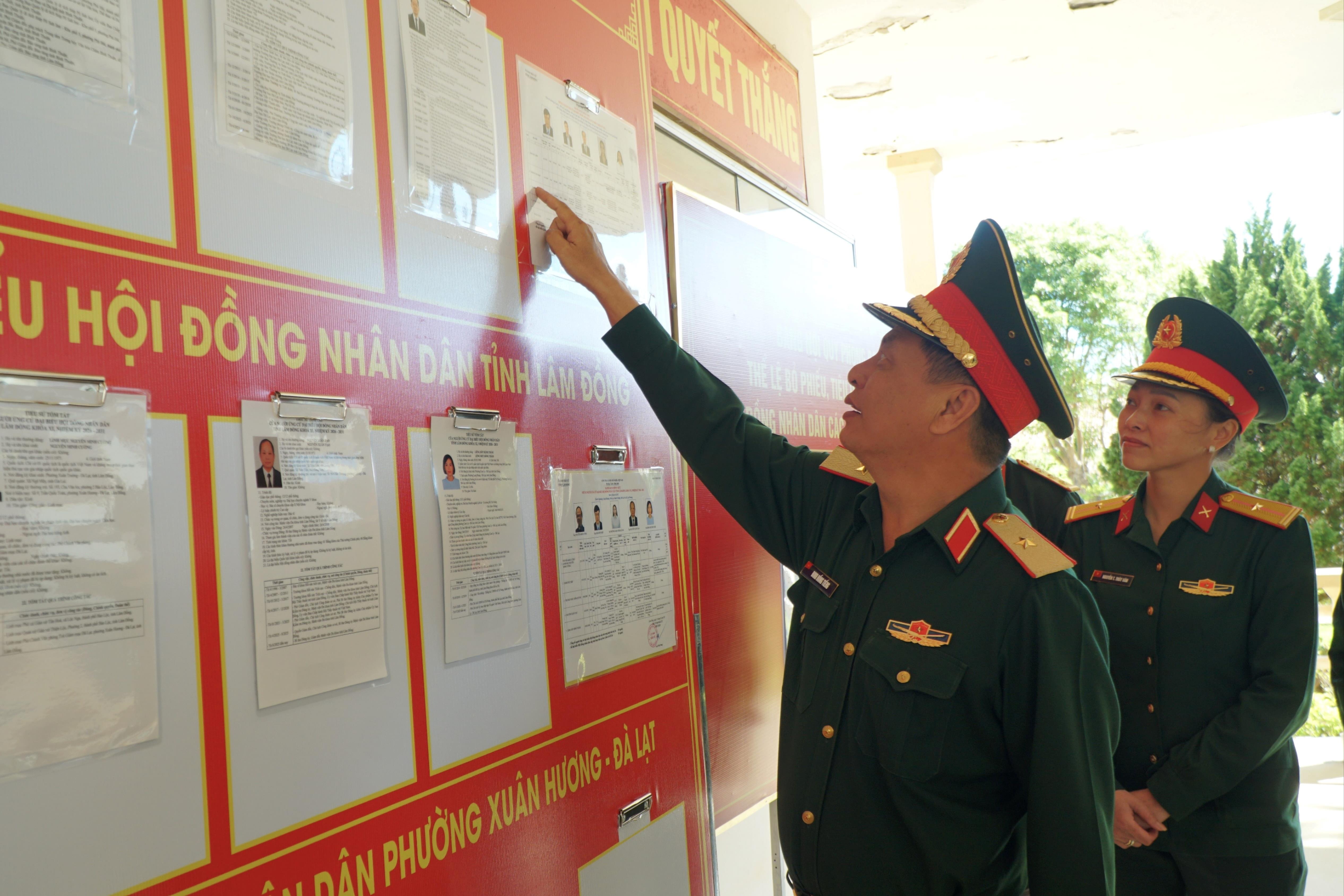  Chỉ huy trưởng Bộ Chỉ huy Quân sự tỉnh Lâm Đồng, Thiếu tướng Đinh Hồng Tiếng kiểm tra khu vực bỏ phiếu số 8, phường Xuân Hương - Đà Lạt, tỉnh Lâm Đồng